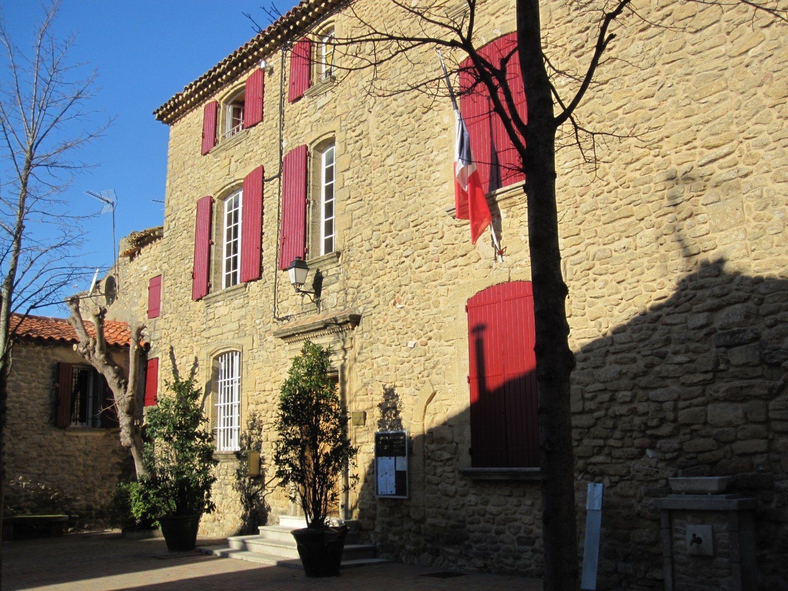 La mairie de Cornillon-Confoux