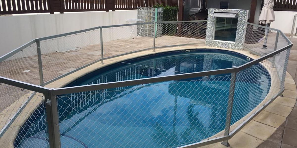Rede de proteção para piscina: segurança infantil e como funciona a instalação