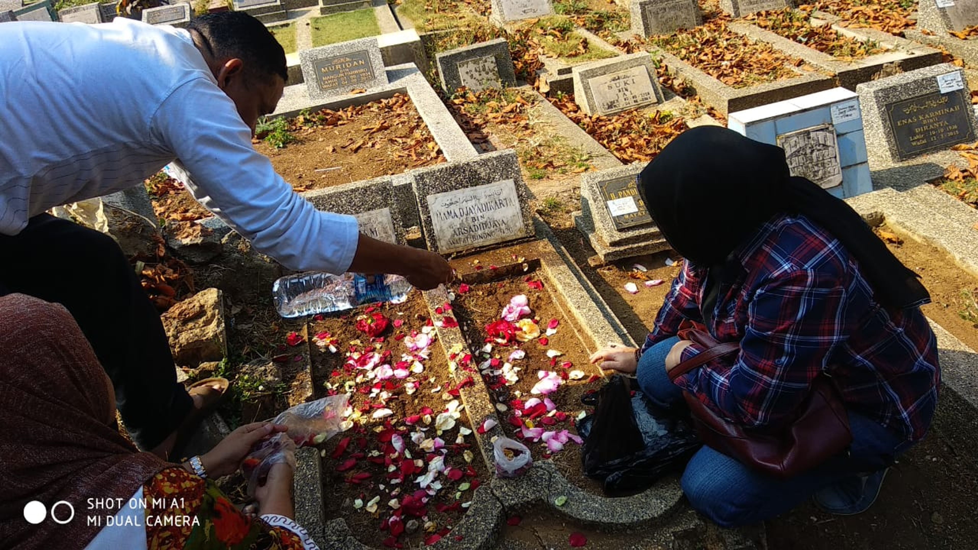 Ahli Waris Pemilik Lahan Yang diduga dijadikan Apartemen Grand Asia Afrika Ziarah ke Makam Makam DJAJADI KARTA Bin ARSADIDJAJA