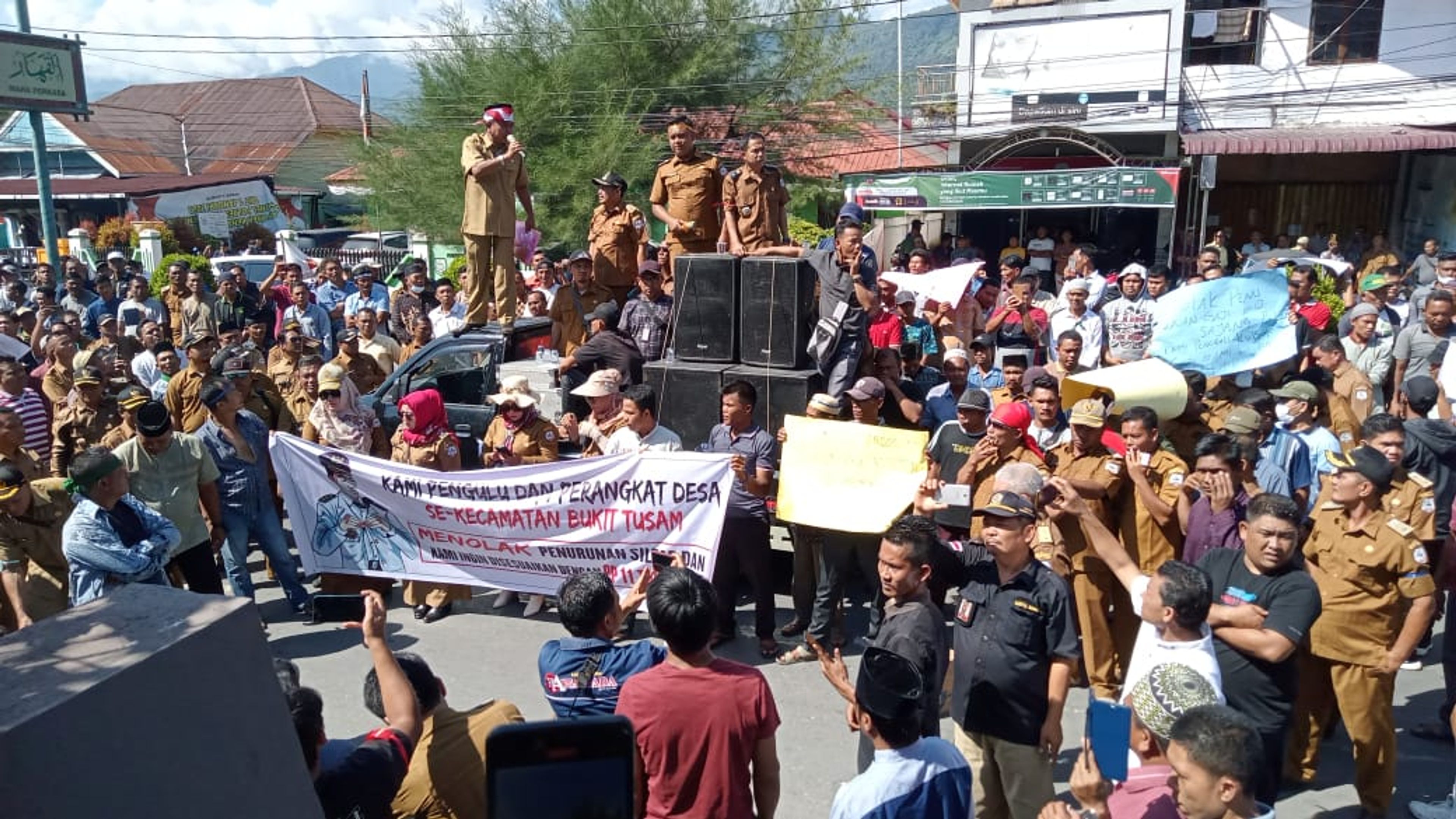 AKSI DAMAI PENGULU DI ACEH TUNTUT PENGHASILAN TETAP KE DPRK ACEH TENGGARA
