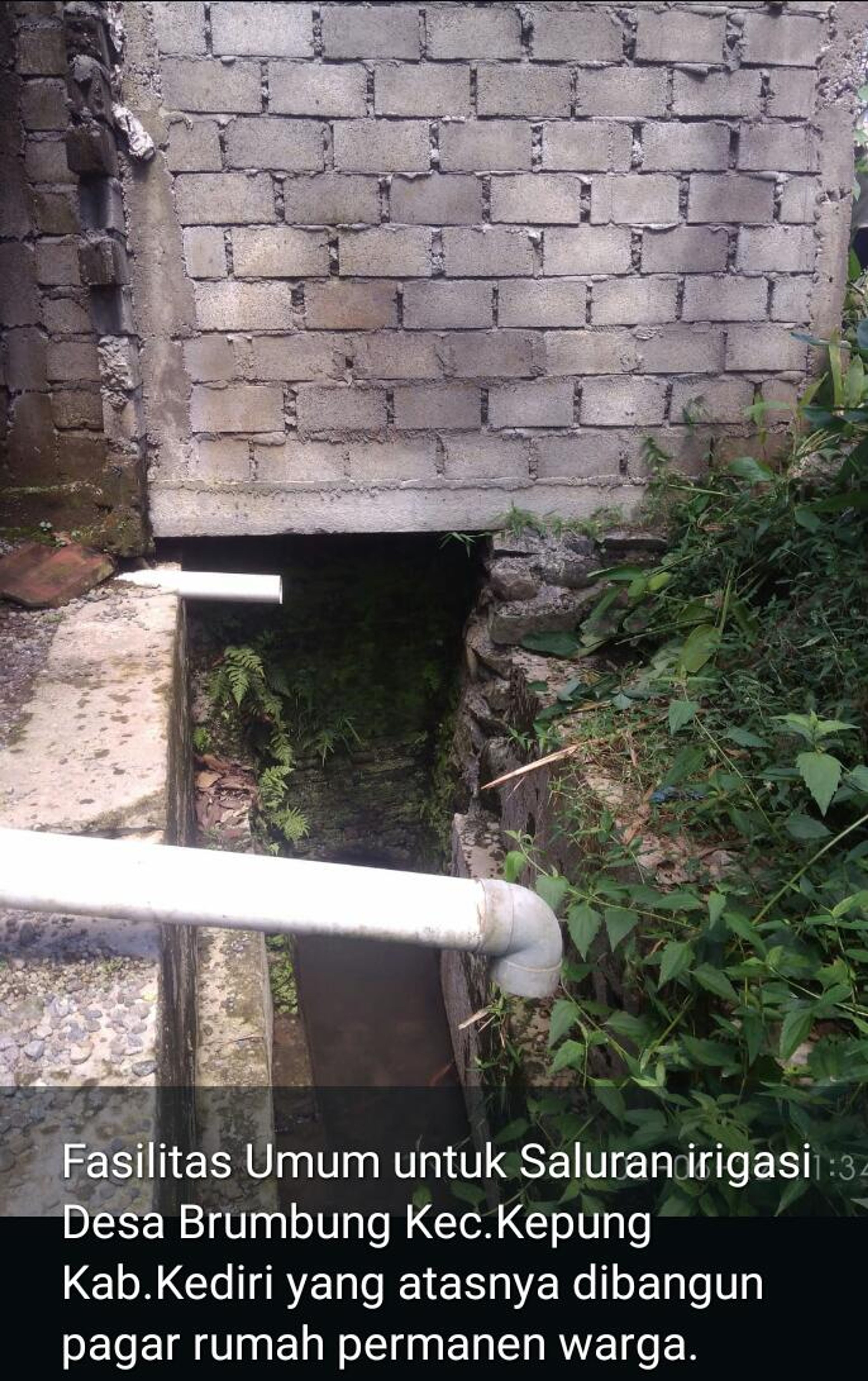 Nekat Bangun Pagar Rumah Permanen Diatas Saluran Irigasi