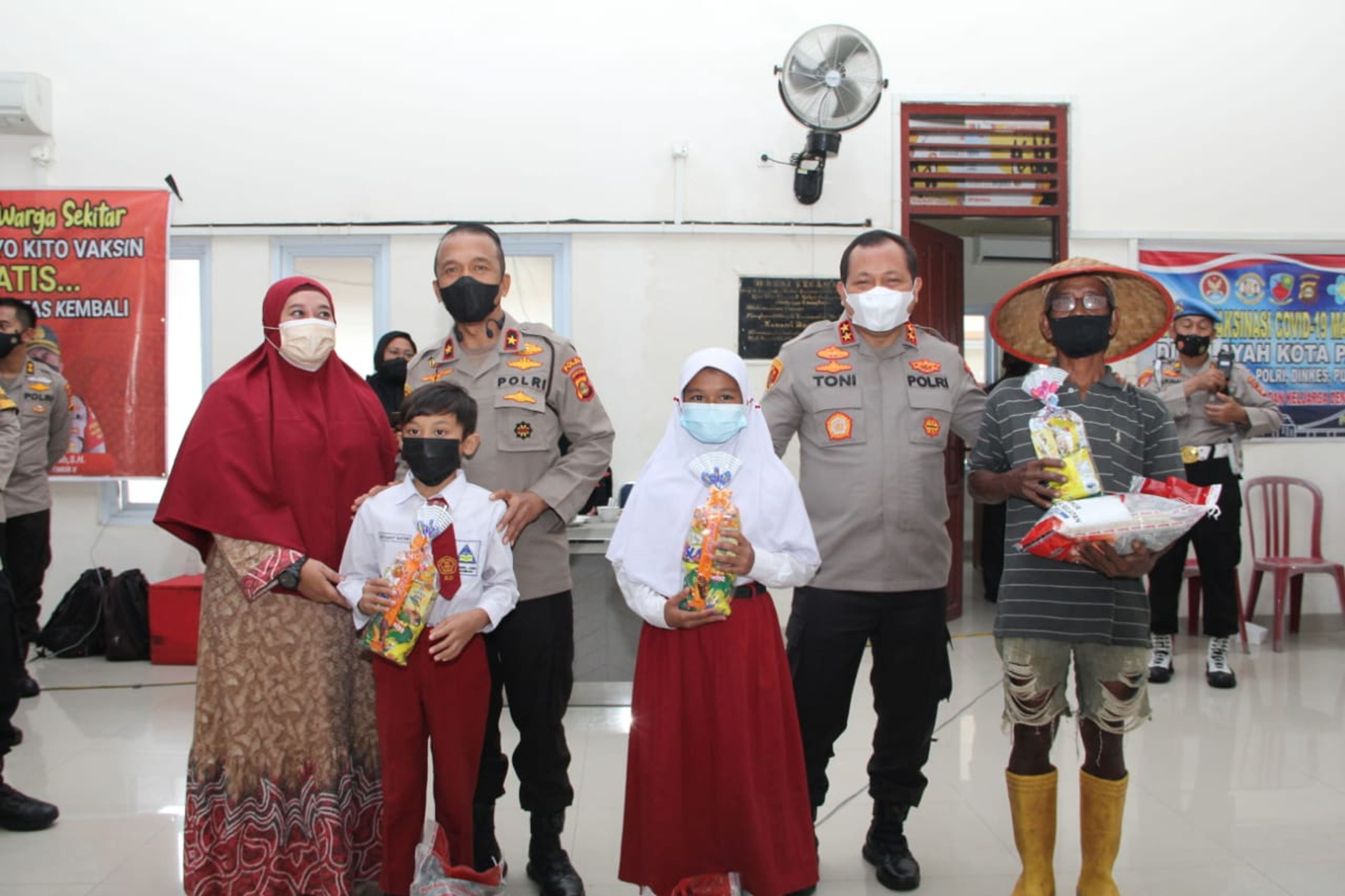 Kapolda Sumsel meninjau pelaksanaan vaksinasi serentak di Kantor Kecamatan Ilir Timur II Palembang