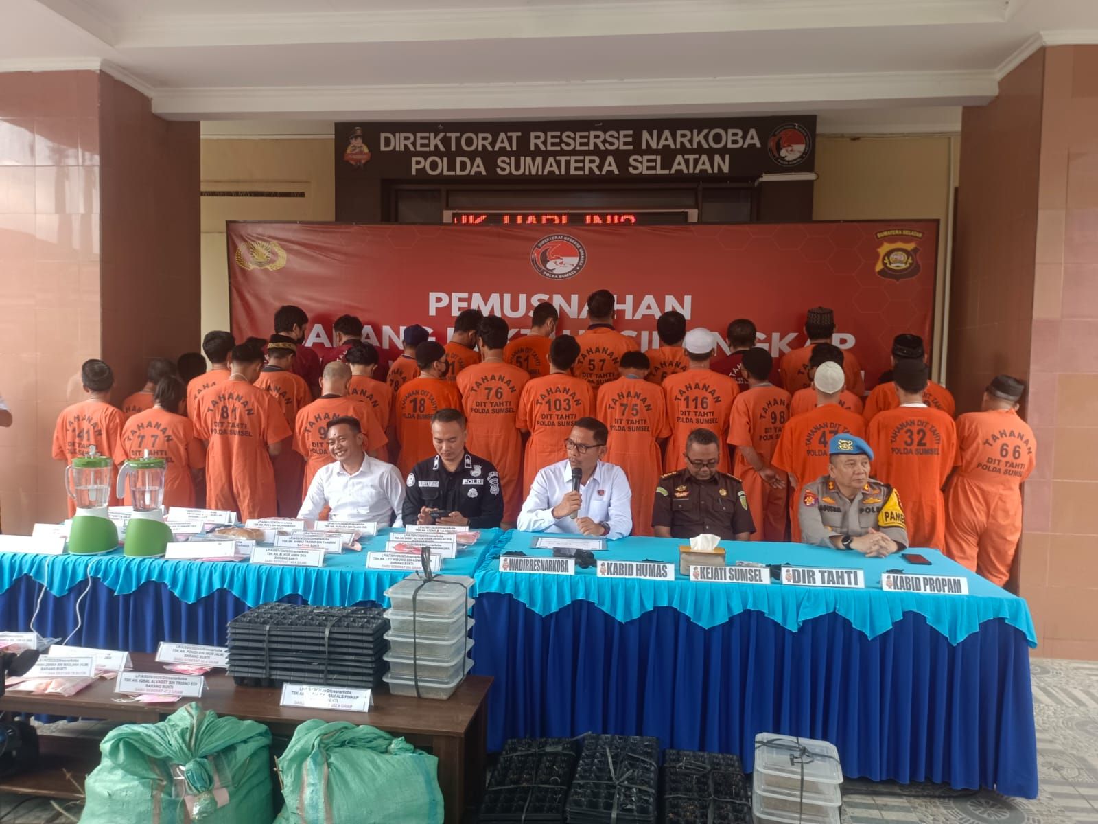 Polda Sumatera Selatan Berantas Narkoba: 49 Tersangka Diamankan, Barang Bukti Bernilai Miliaran Dimusnahkan