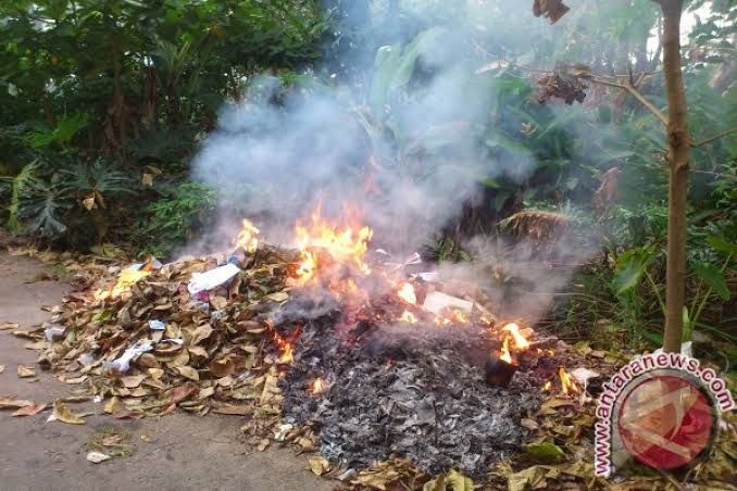 Hukumnya Membakar Sampah Sembarangan