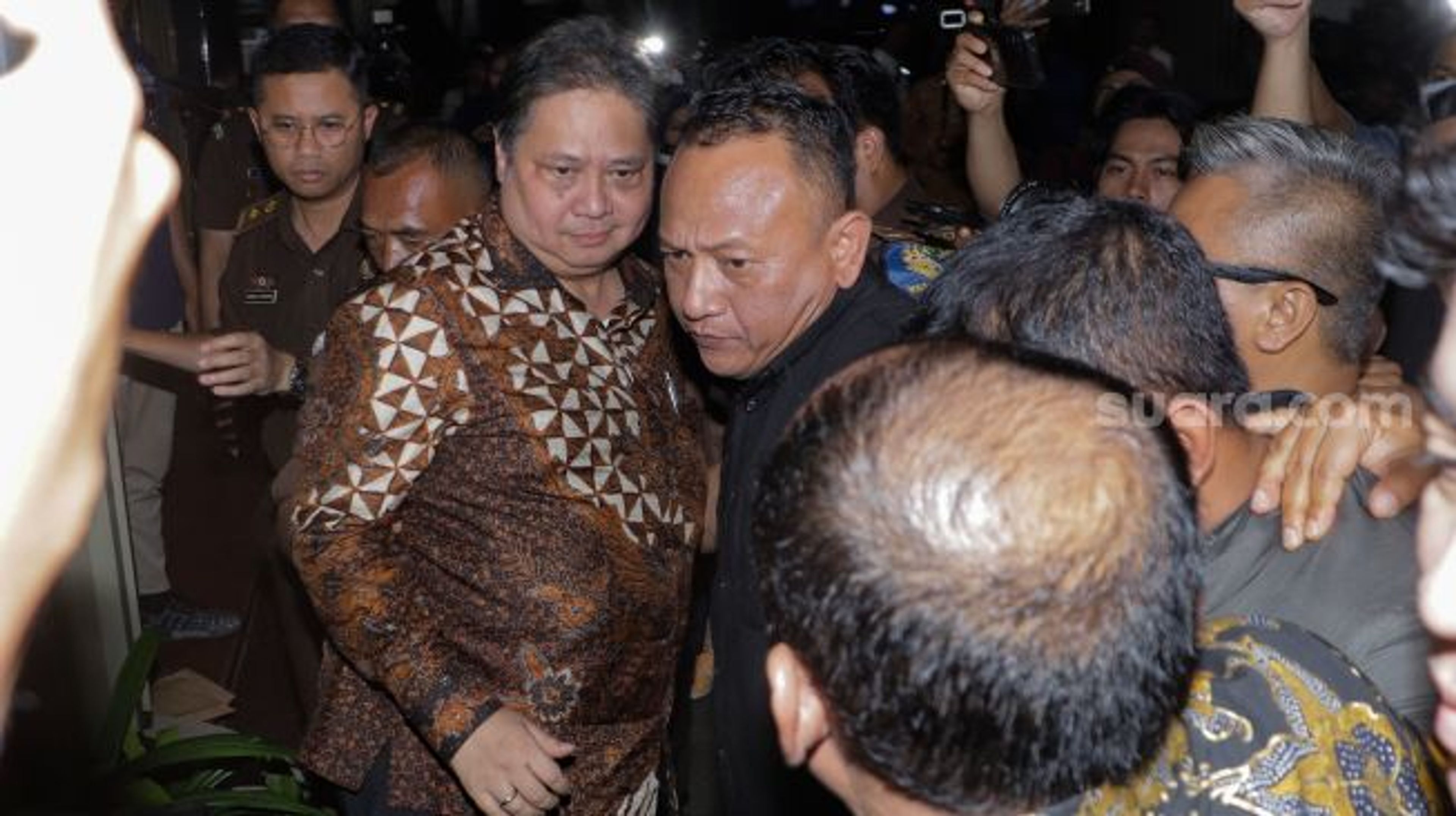 Pengawal Airlangga Ancam Tembak Wartawan.