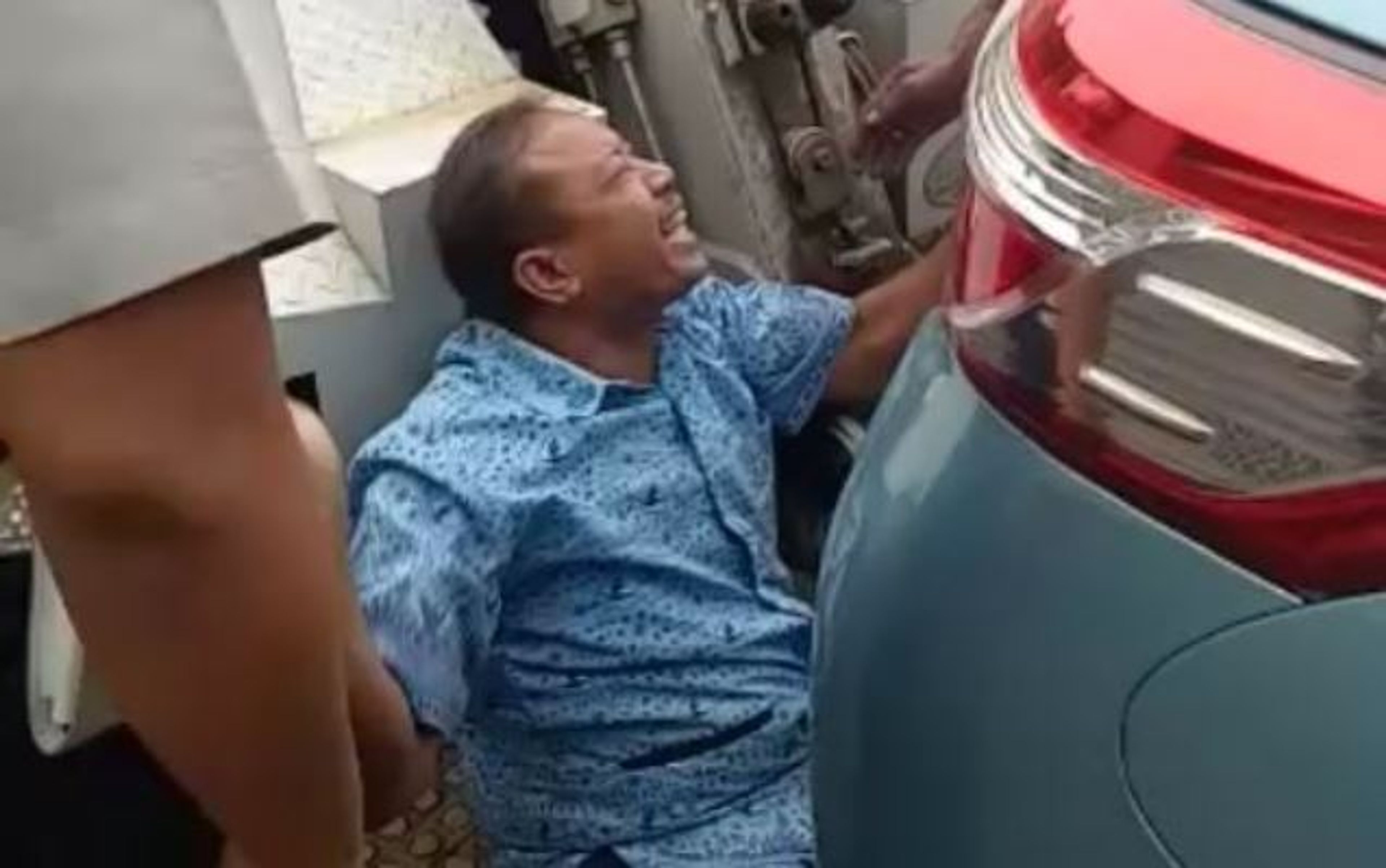 Supir Taksi Menangis Tak Mau Di Derek