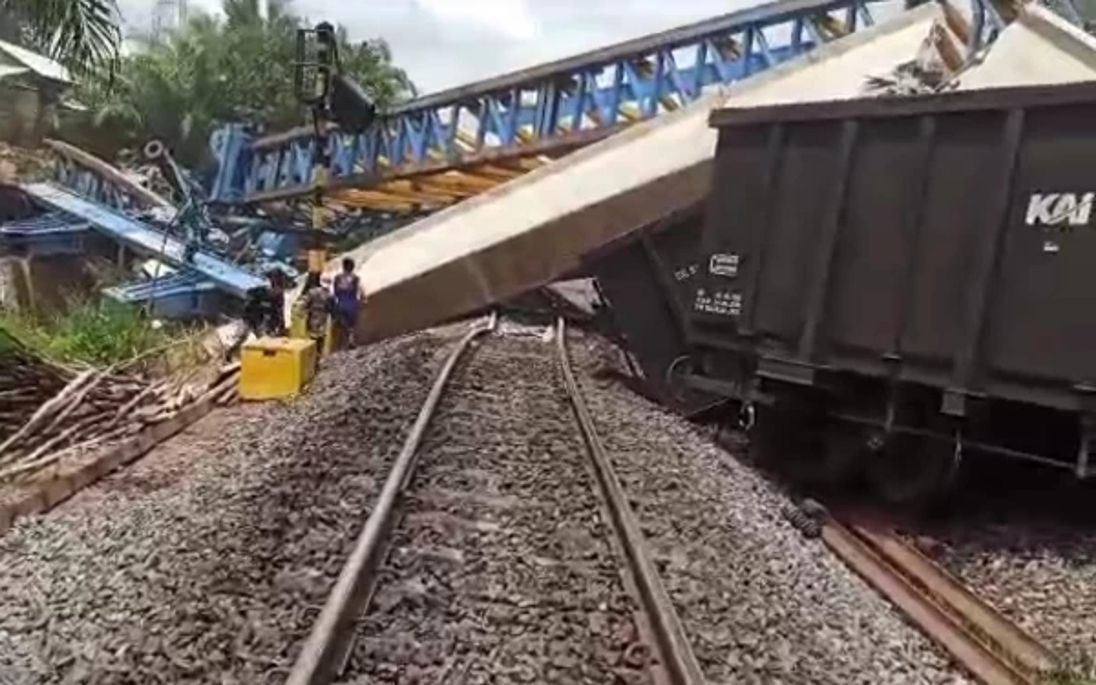 Kereta Api Tertimpa Beton Proyek Fly Over Bantaian.