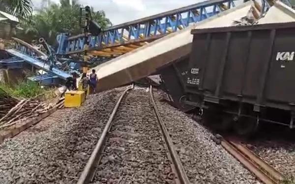 Kereta Api Tertimpa Beton Proyek Fly Over Bantaian.