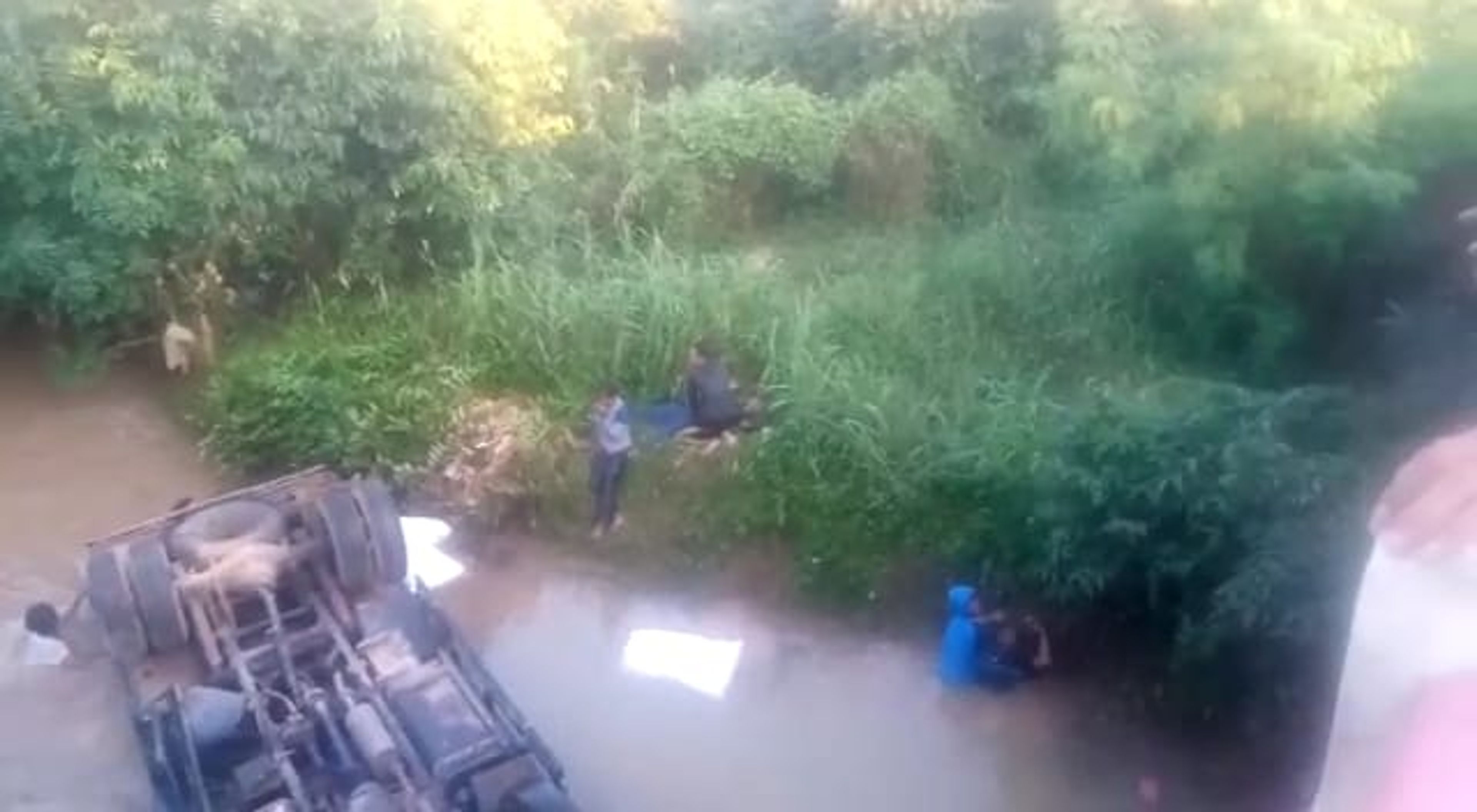 Truk Singkong Terjun Bebas Ke Sungai