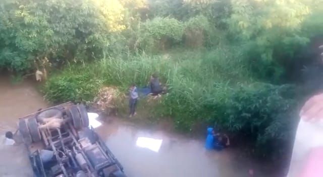 Truk Singkong Terjun Bebas Ke Sungai