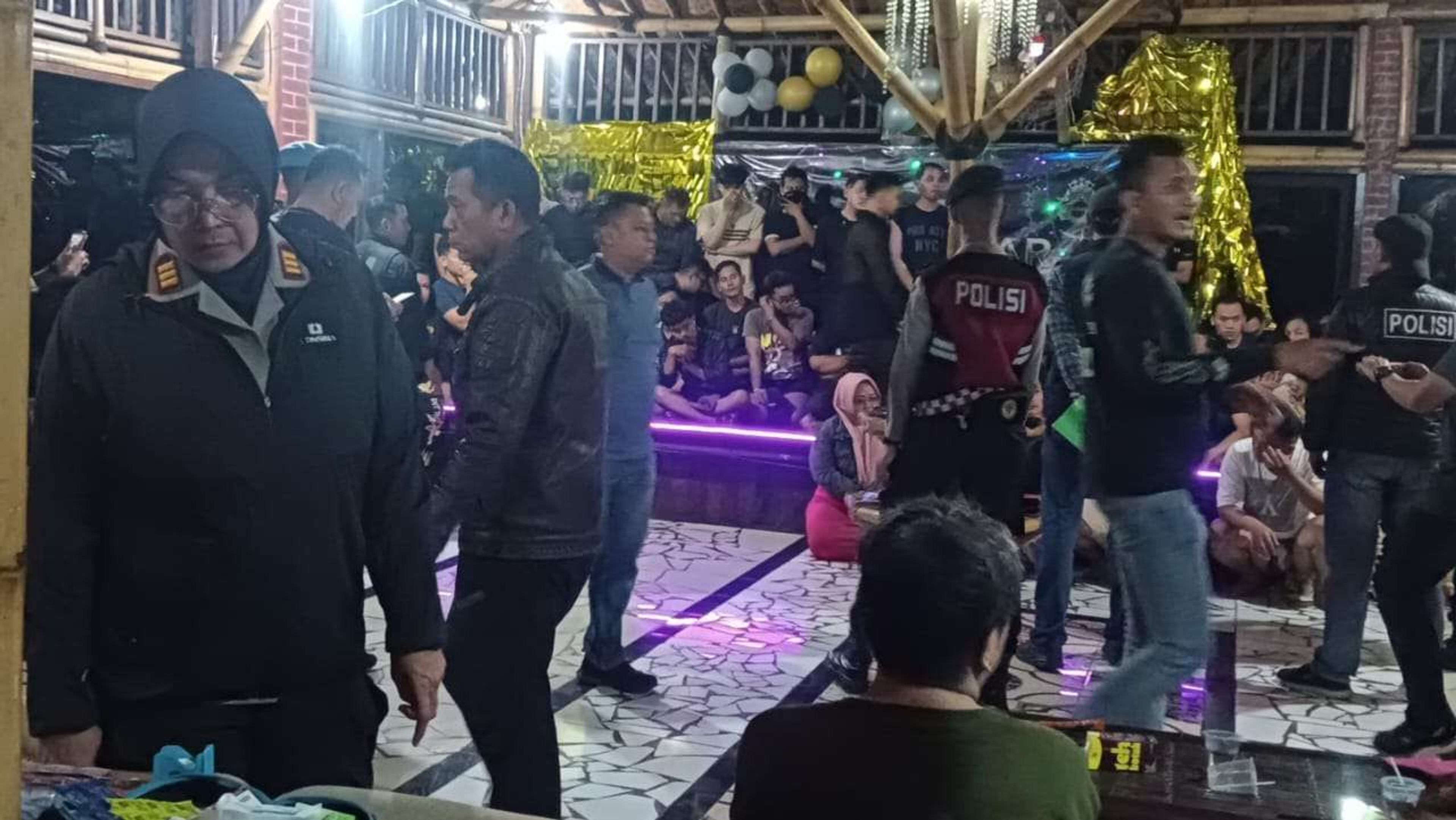 Polisi Bubarkan Pesta Gay Berkedok 'Family Gathering' di Puncak Bogor