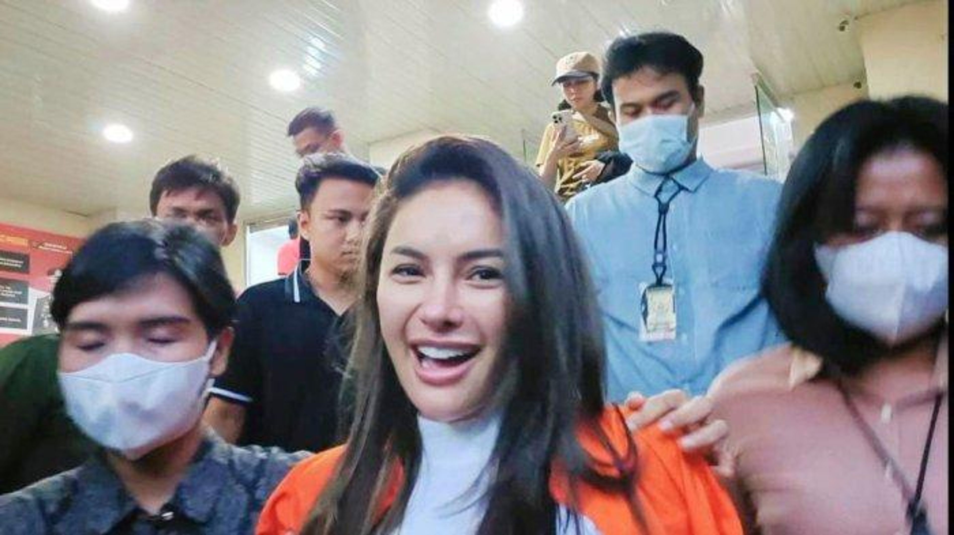 Nikita Mirzani Ditahan Terkait Kasus Pemerasan dan TPPU, Tuntut Ganti Rugi Rp100 Miliar dalam Kasus Terpisah