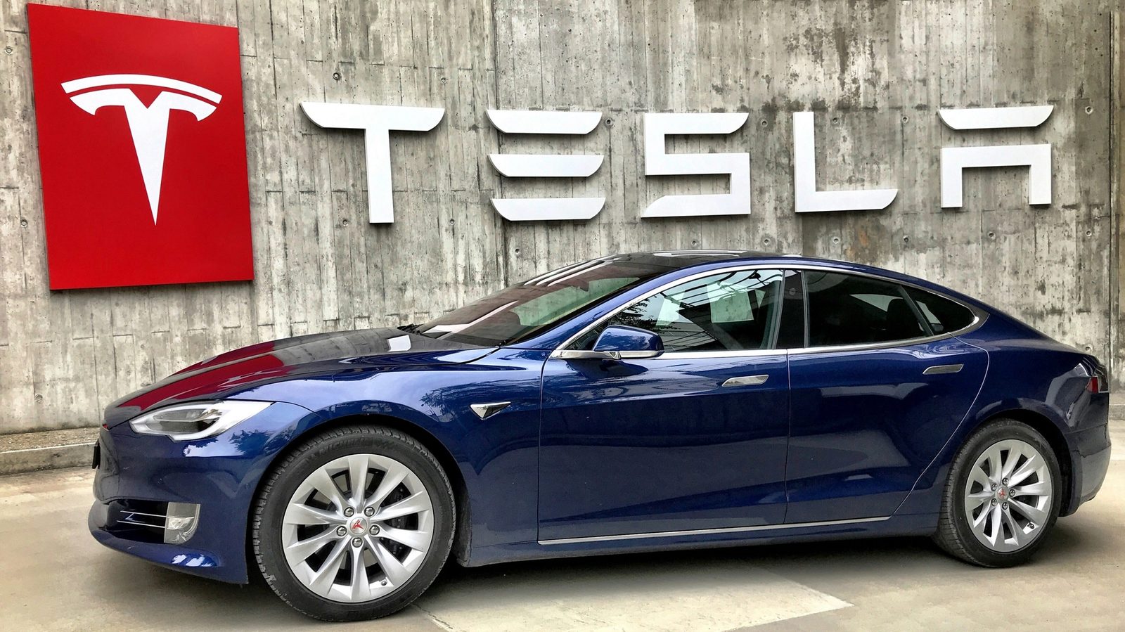 Main Image: Tesla Model S Bluefire at Tesla Servicecenter Bern Switzerland
