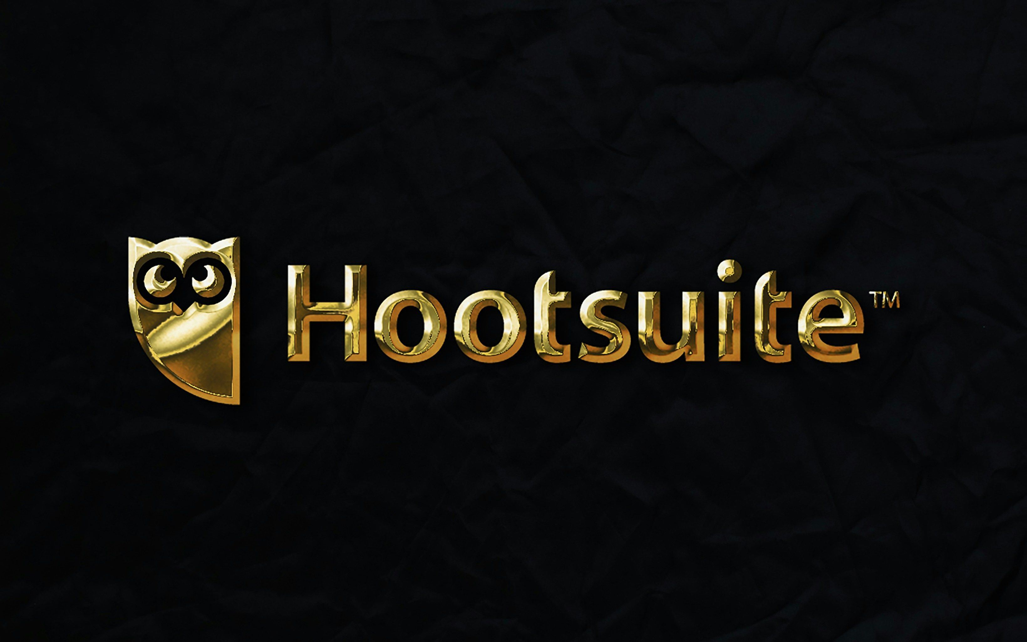 A Hootsuite logo in gold