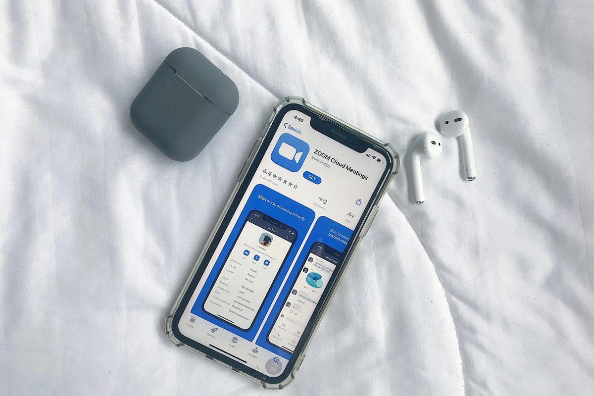 Samsung Galaxy S7 Edge with the Zoom app launched