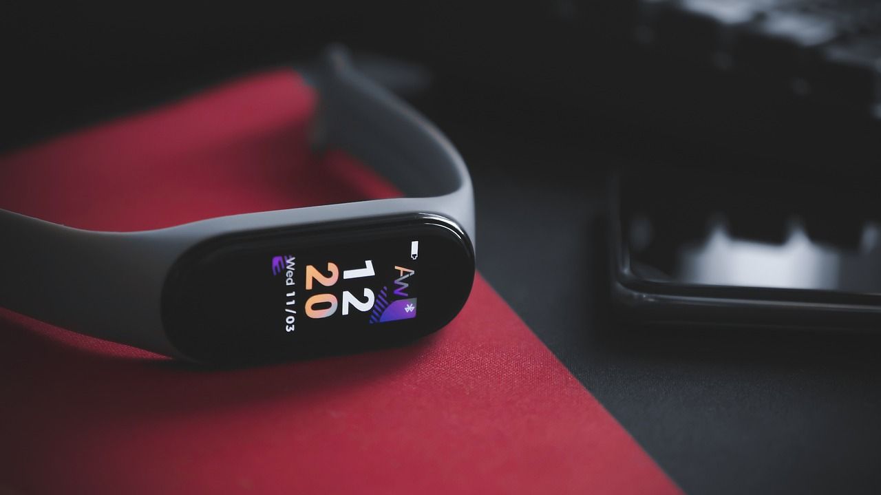 A smart watch / fitness band