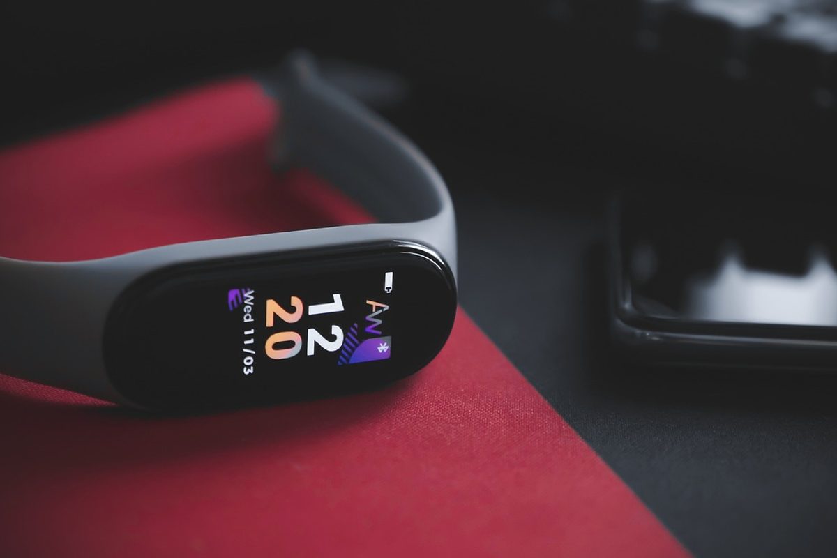 A smart watch / fitness band