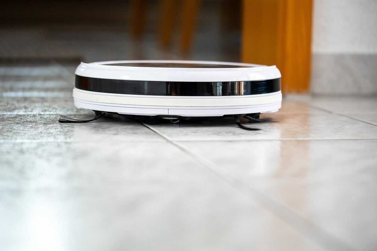 Vacuum cleaning robot