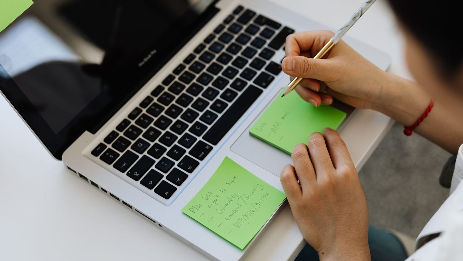 Organising notes on a laptop