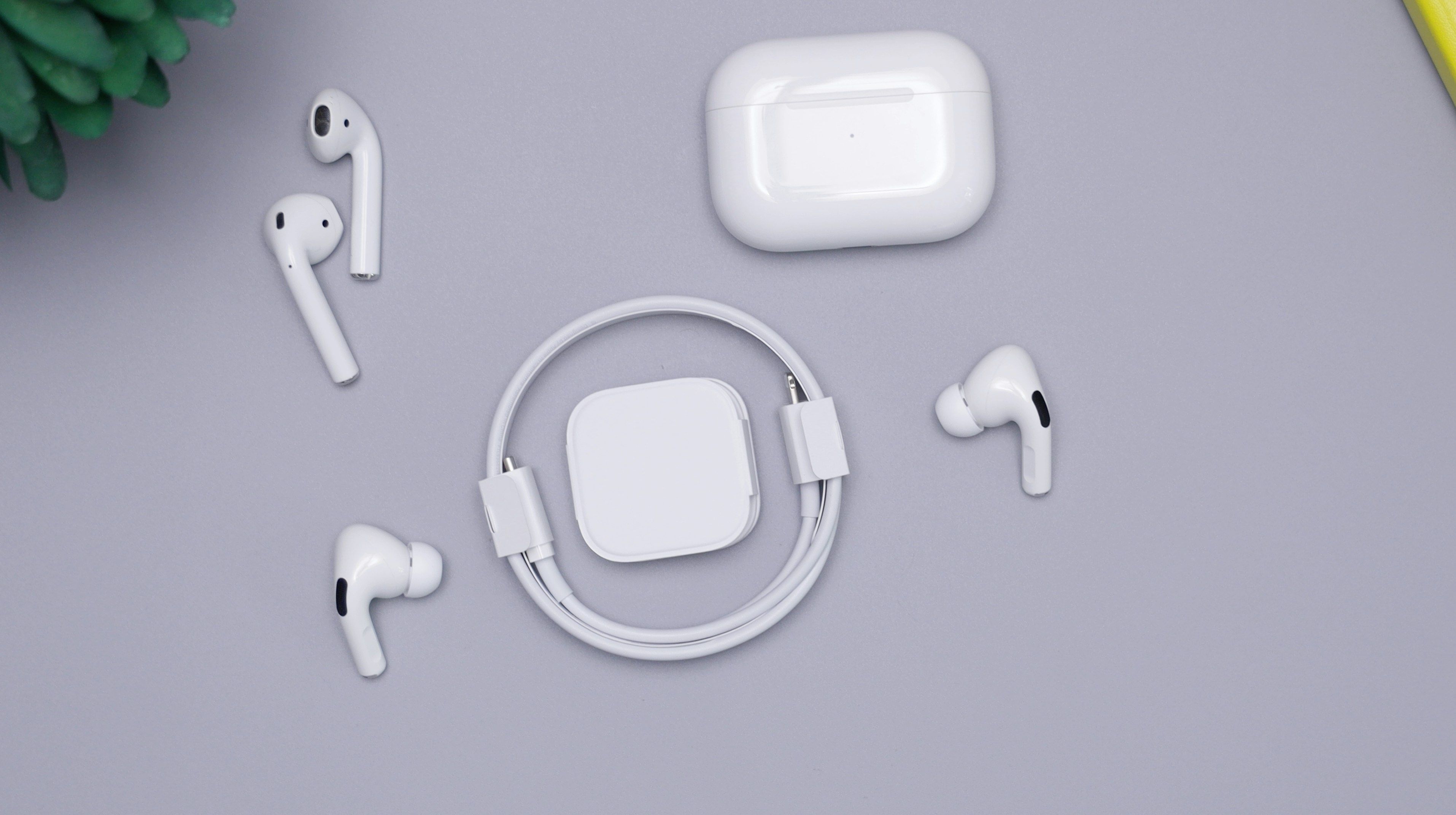 AirPods Pro, Airpods, & Lightning Cable