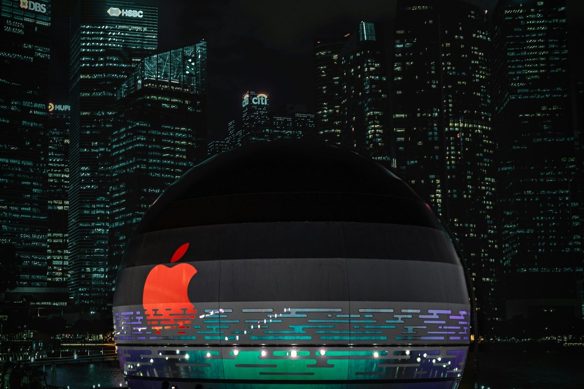 Floating Apple store at Marina Bay Sands