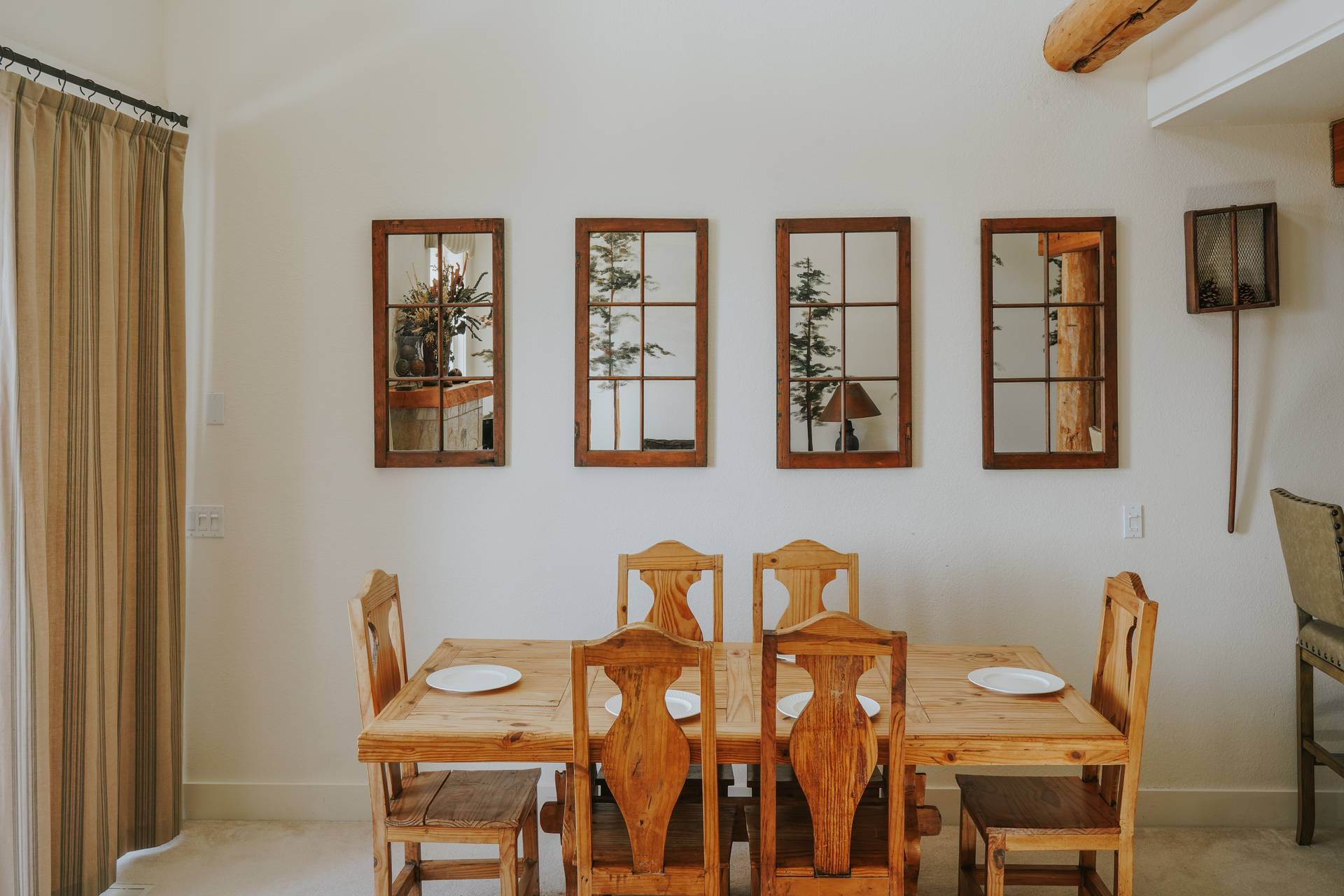 Saddle Ridge vacation condo dining room