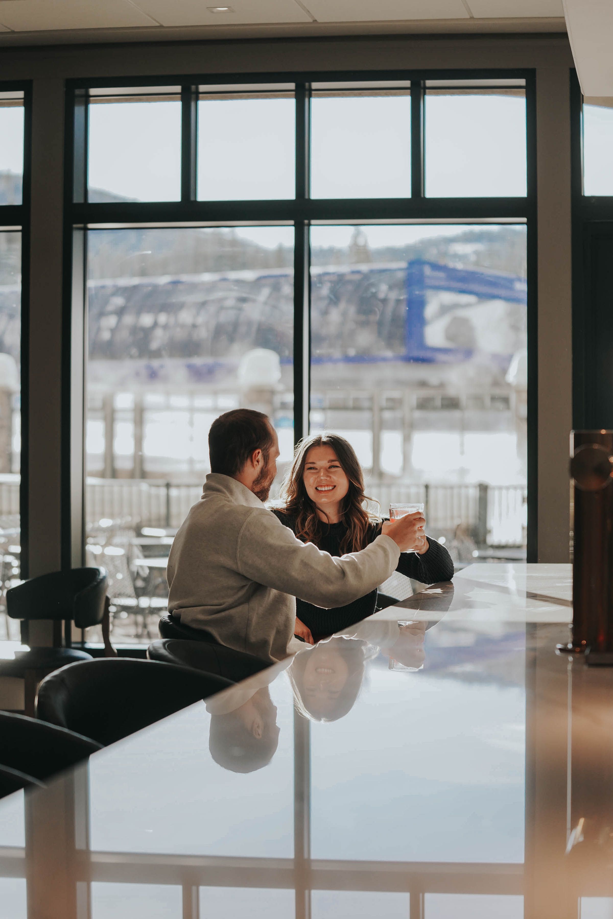People cheersing drinks at the Peaks Chophouse + Wine Lounge bar
