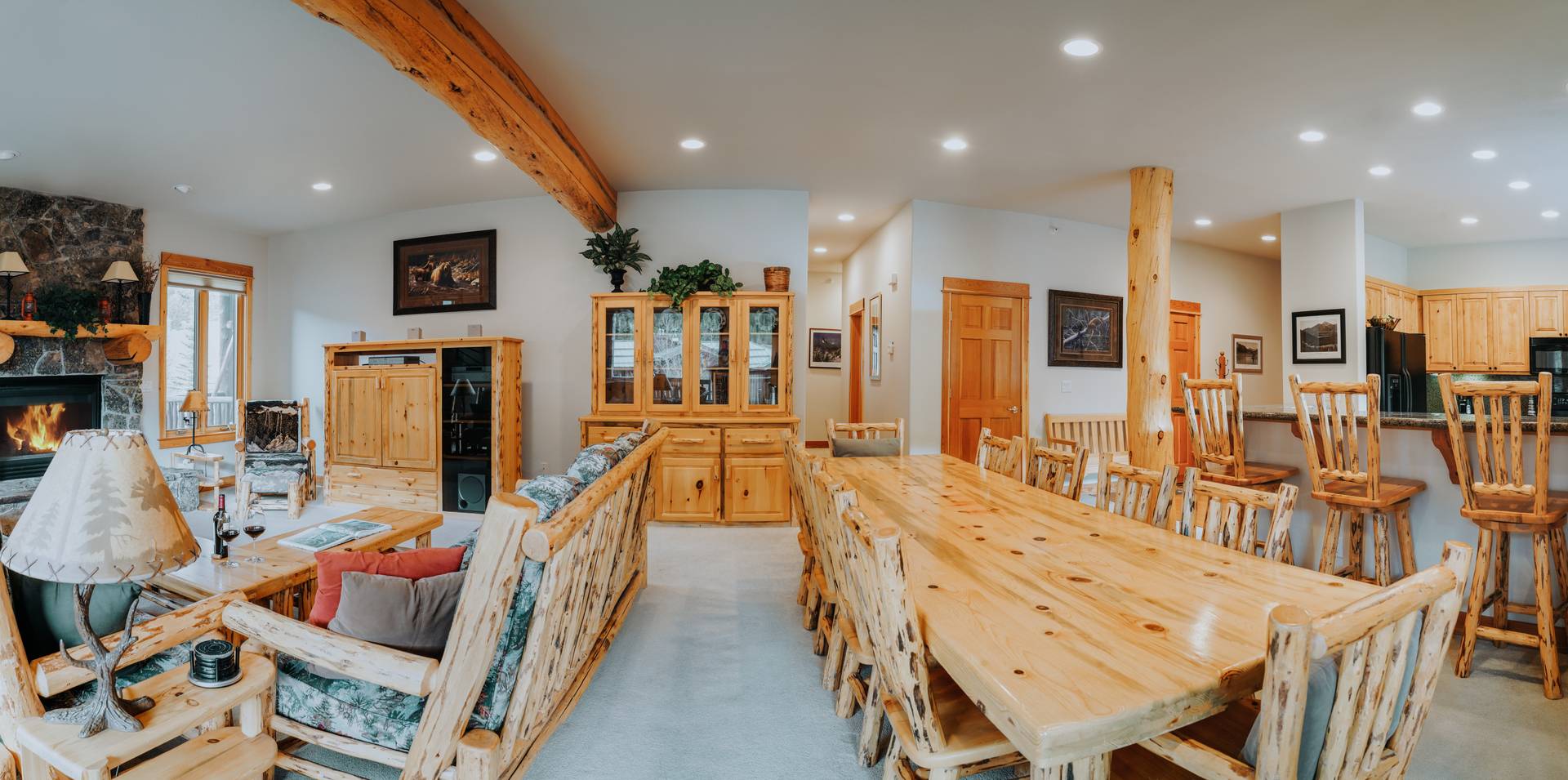 Lone Moose 305C vacation condo living and dining room