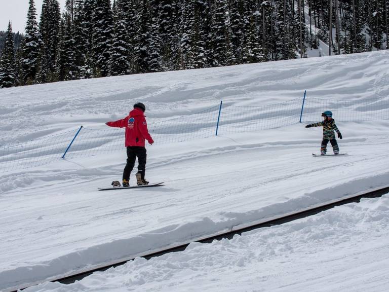 Child in a snowboard lesson