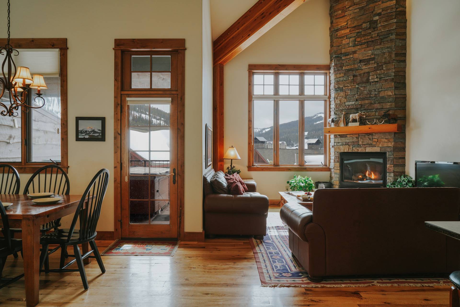 Alpenglow Condominiums 21B vacation condo living room