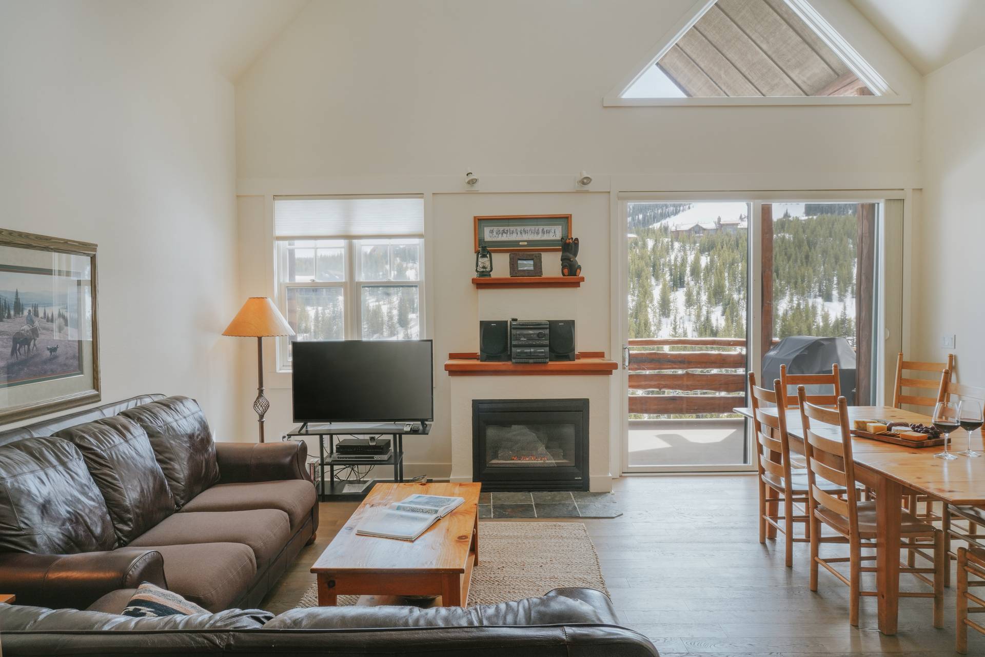 Saddle Ridge vacation condo living and dining room