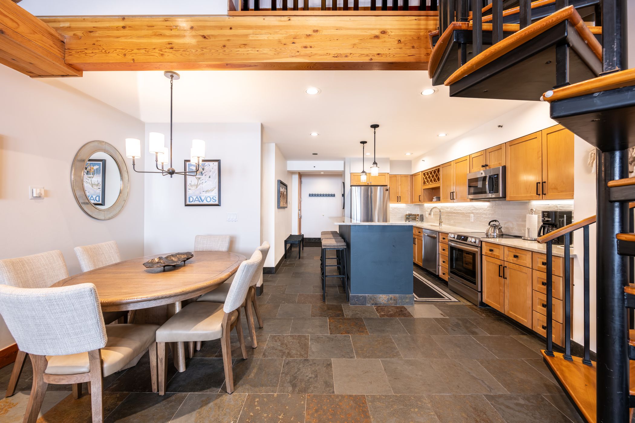 Snowcrest Lodge 8514 vacation condo kitchen and dining area
