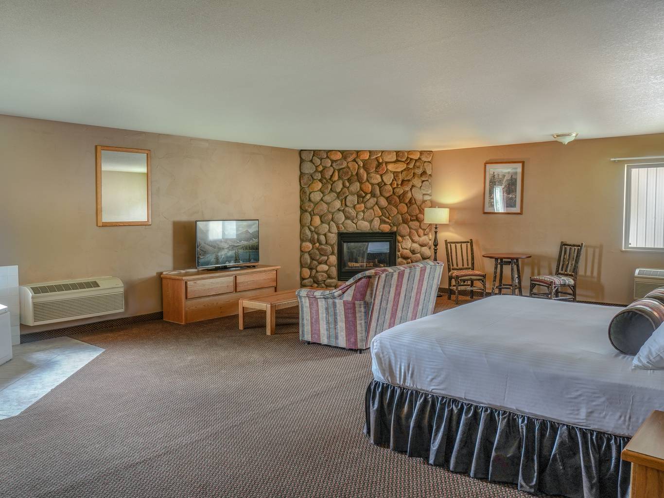 Whitewater Inn King hotel room