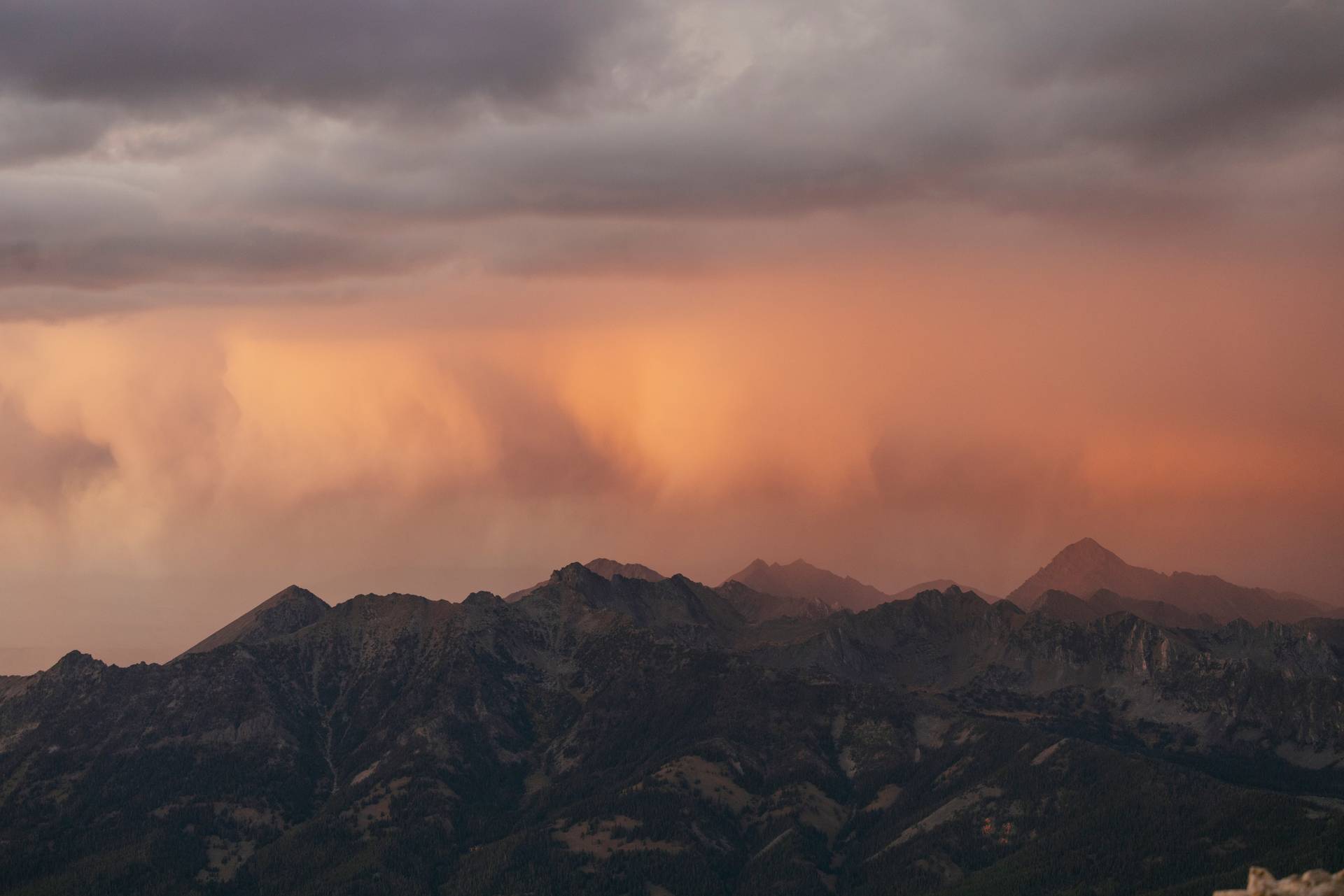 Sunset against the mountains
