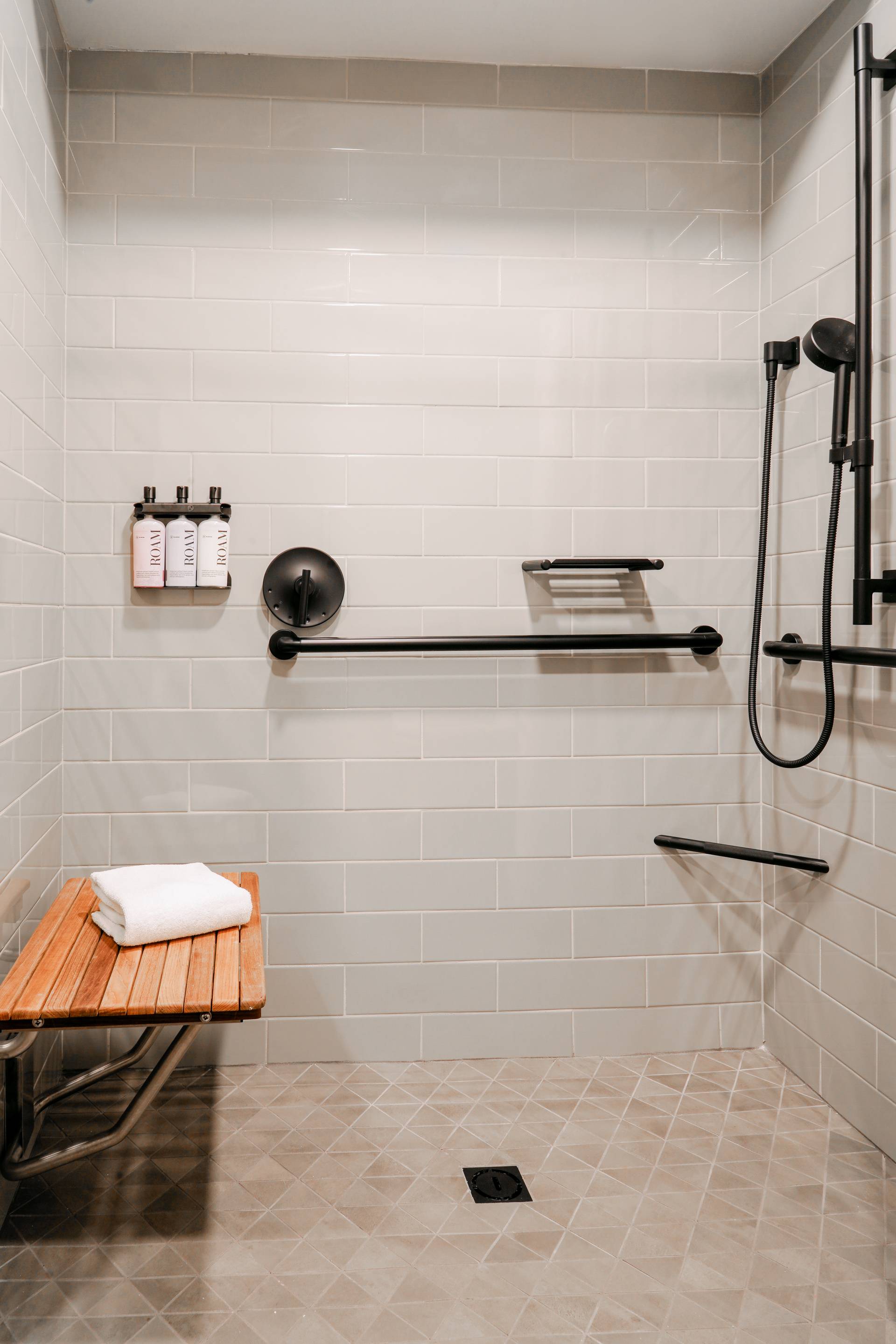 Huntley Lodge Mobility Access Two Queen hotel room shower