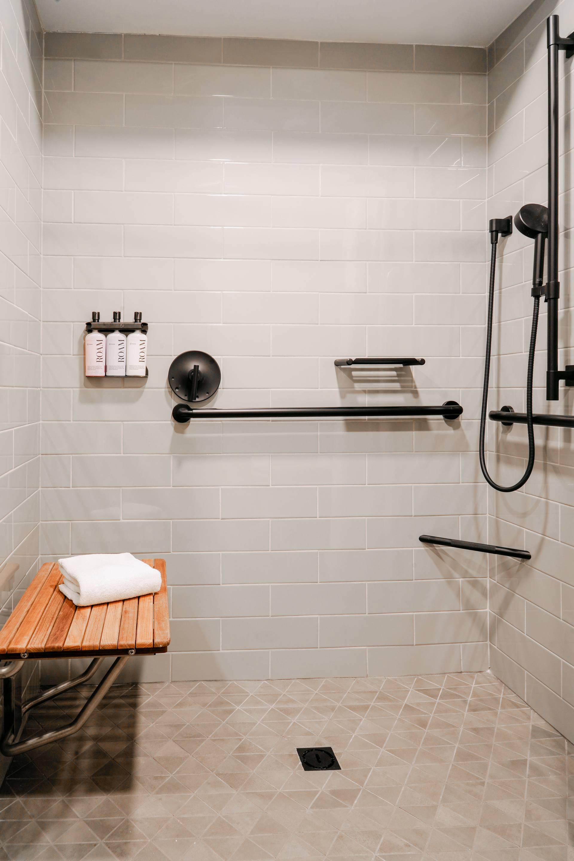 Huntley Lodge Mobility Access Two Queen hotel room shower