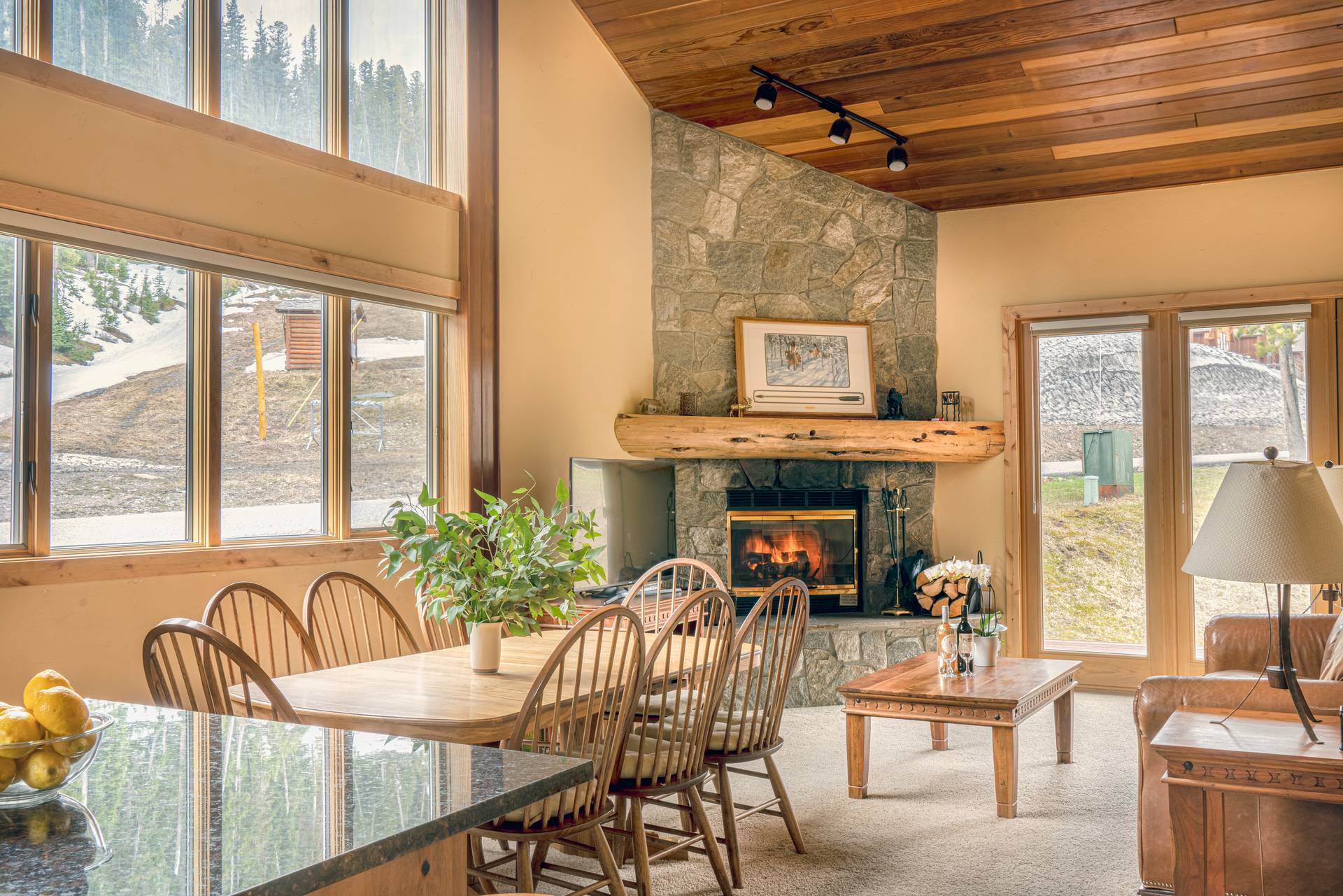 Big Horn vacation condo dining and living room