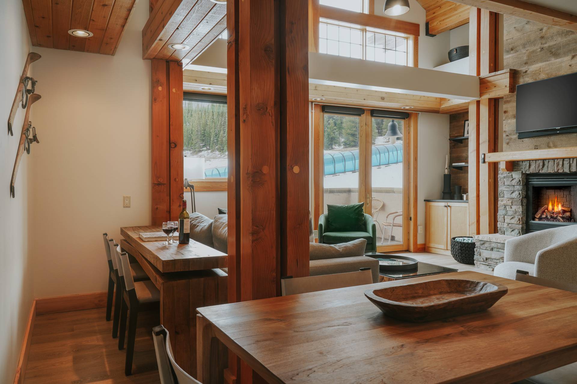 Snowcrest Lodge 8515 vacation condo living and dining room