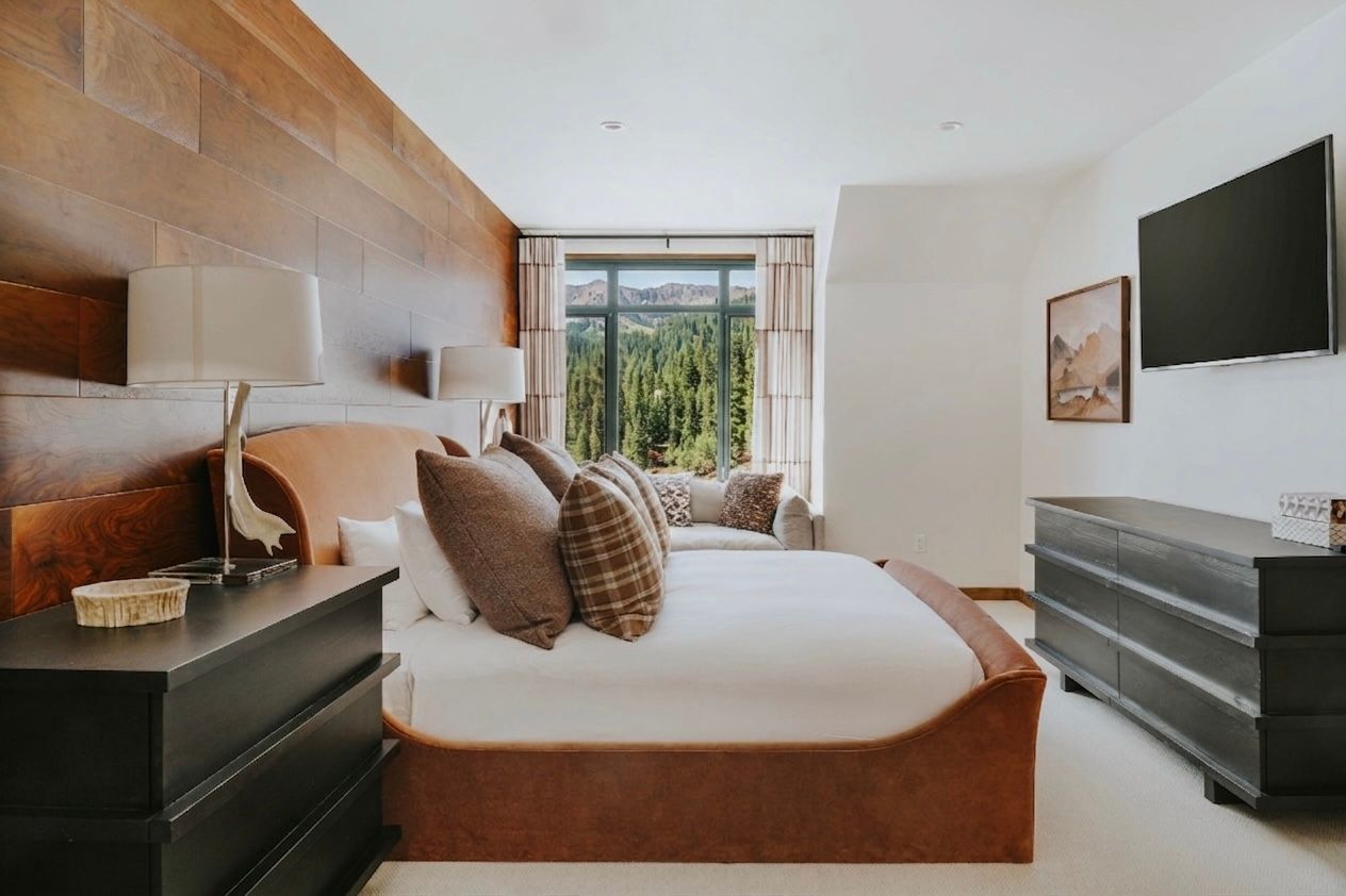 A room in the Summit Hotel