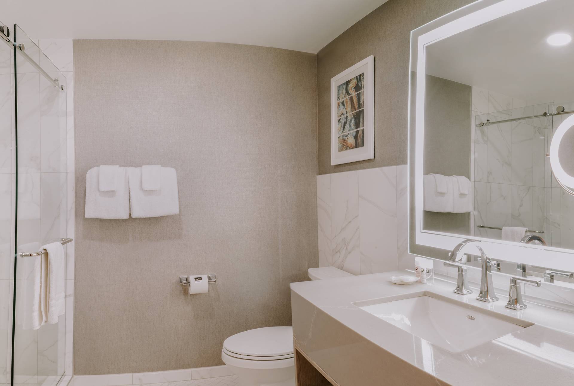 Summit Hotel Two Queen hotel room bathroom