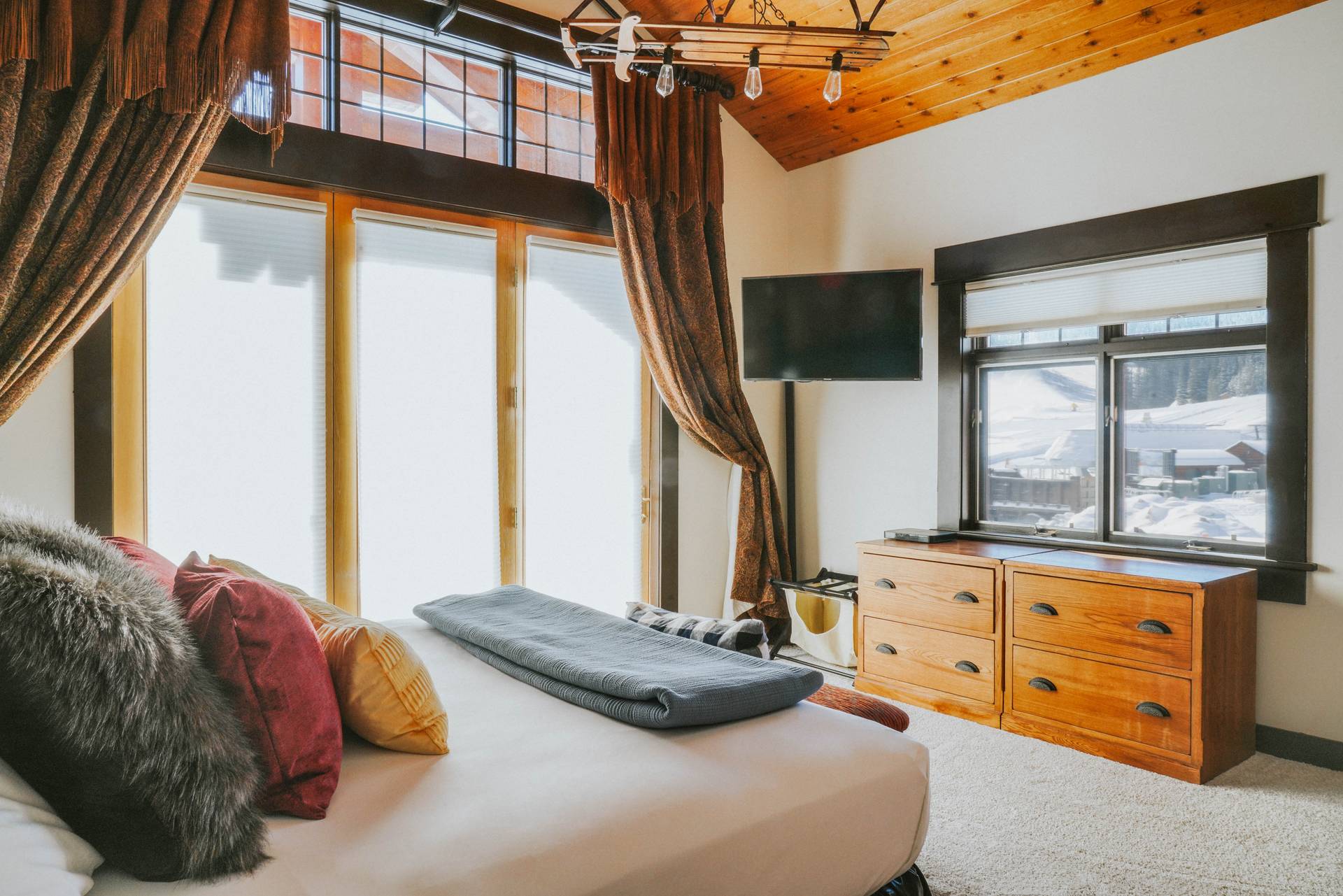 Snowcrest Lodge 8512 vacation condo bedroom