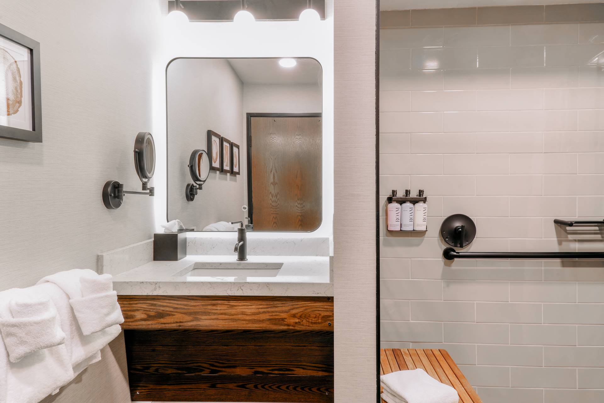 Huntley Lodge Mobility Access Two Queen hotel room bathroom