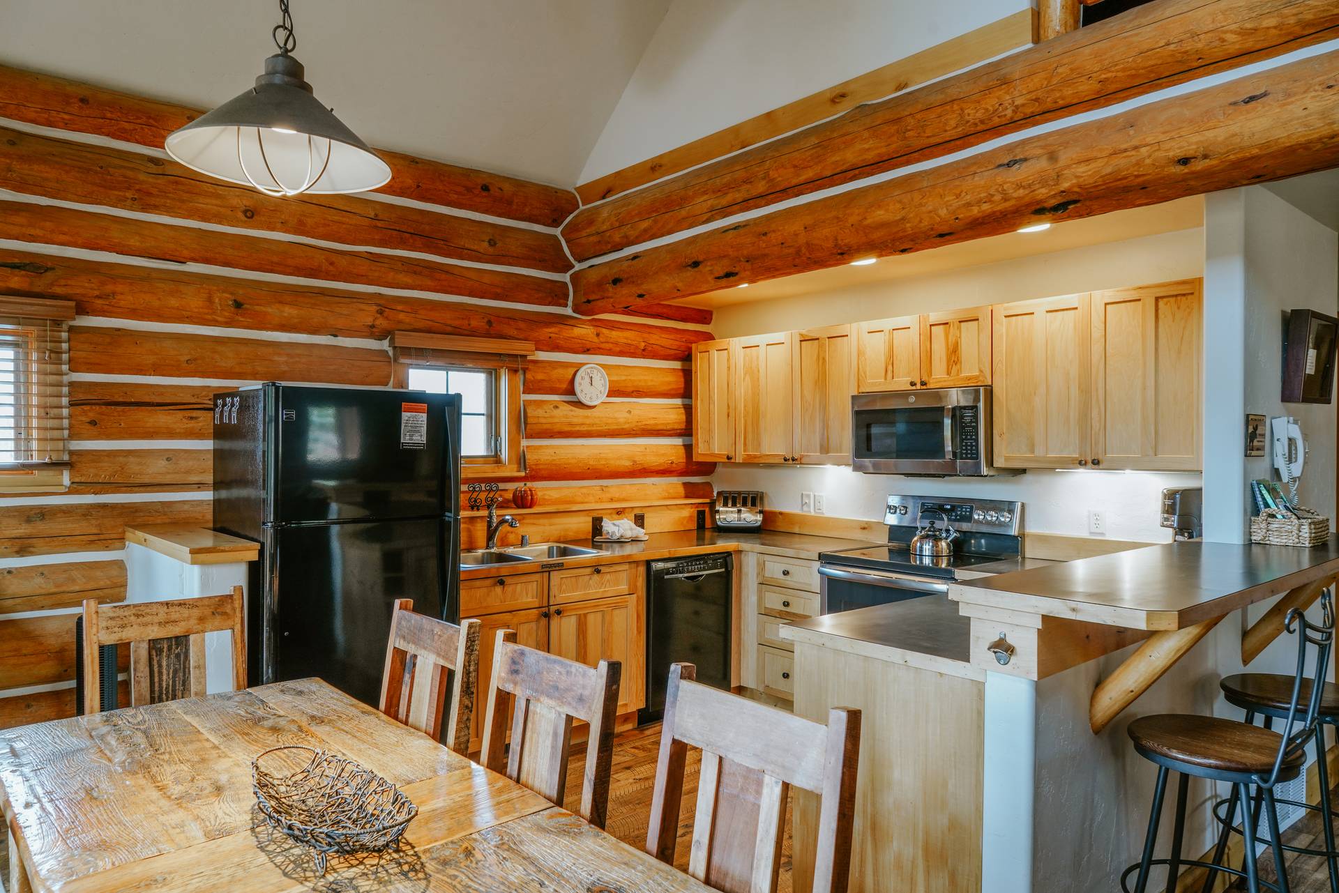 Powder Ridge Cabins vacation home kitchen and dining room