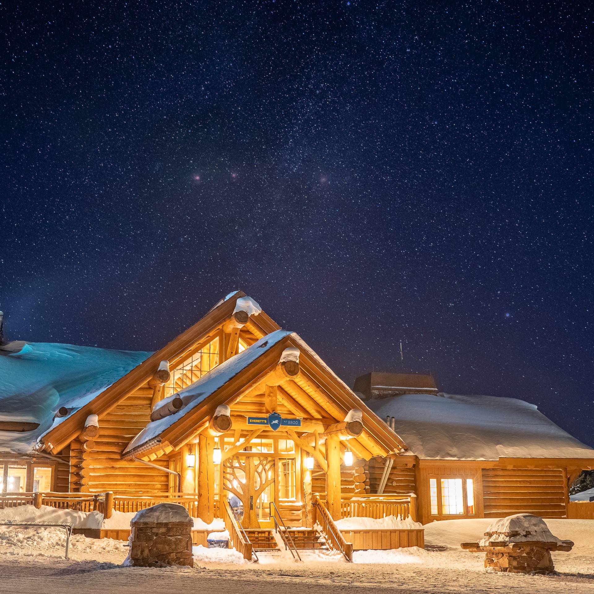 Everett's 8800 restaurant at night