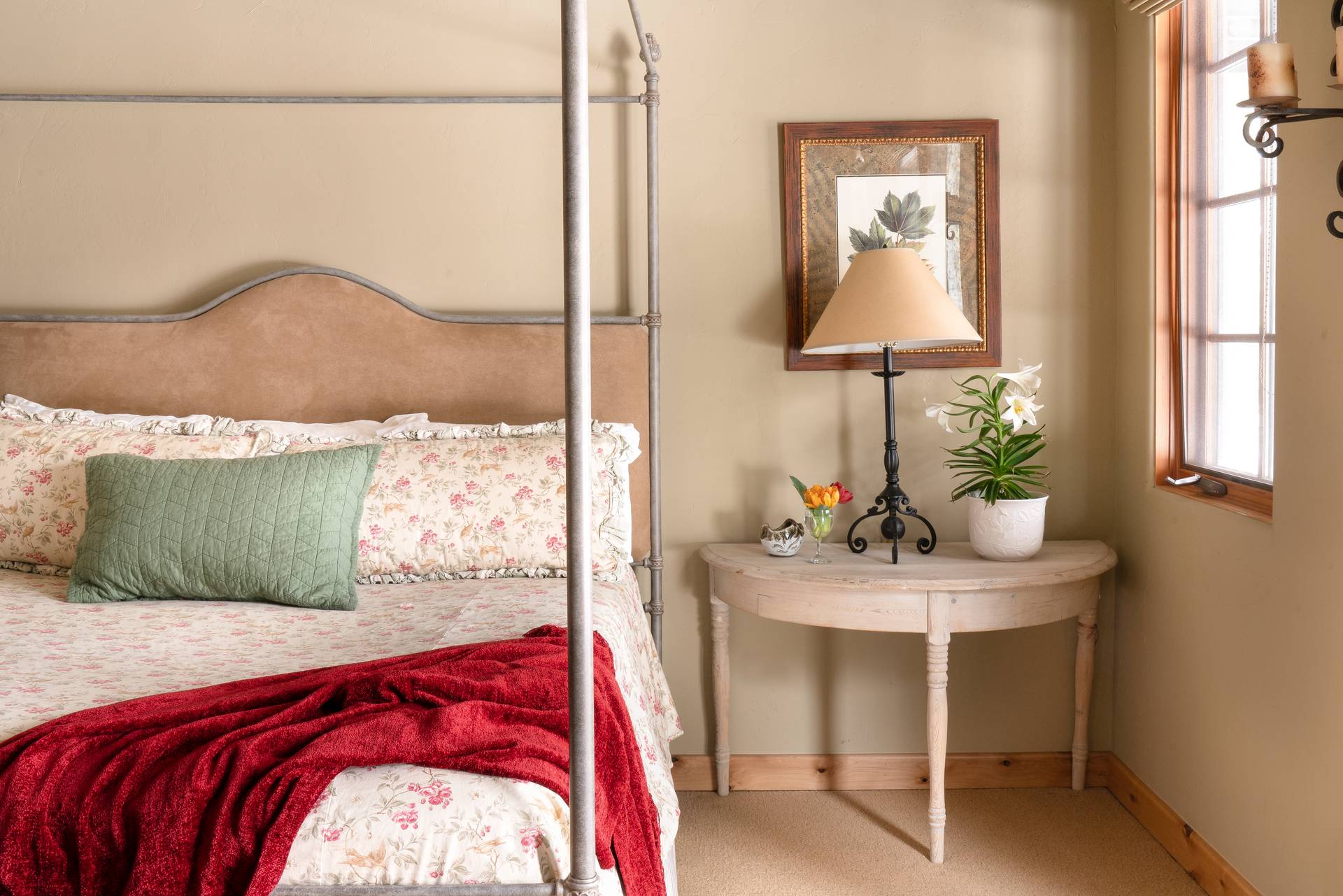 Moonlight Mountain vacation home bedroom