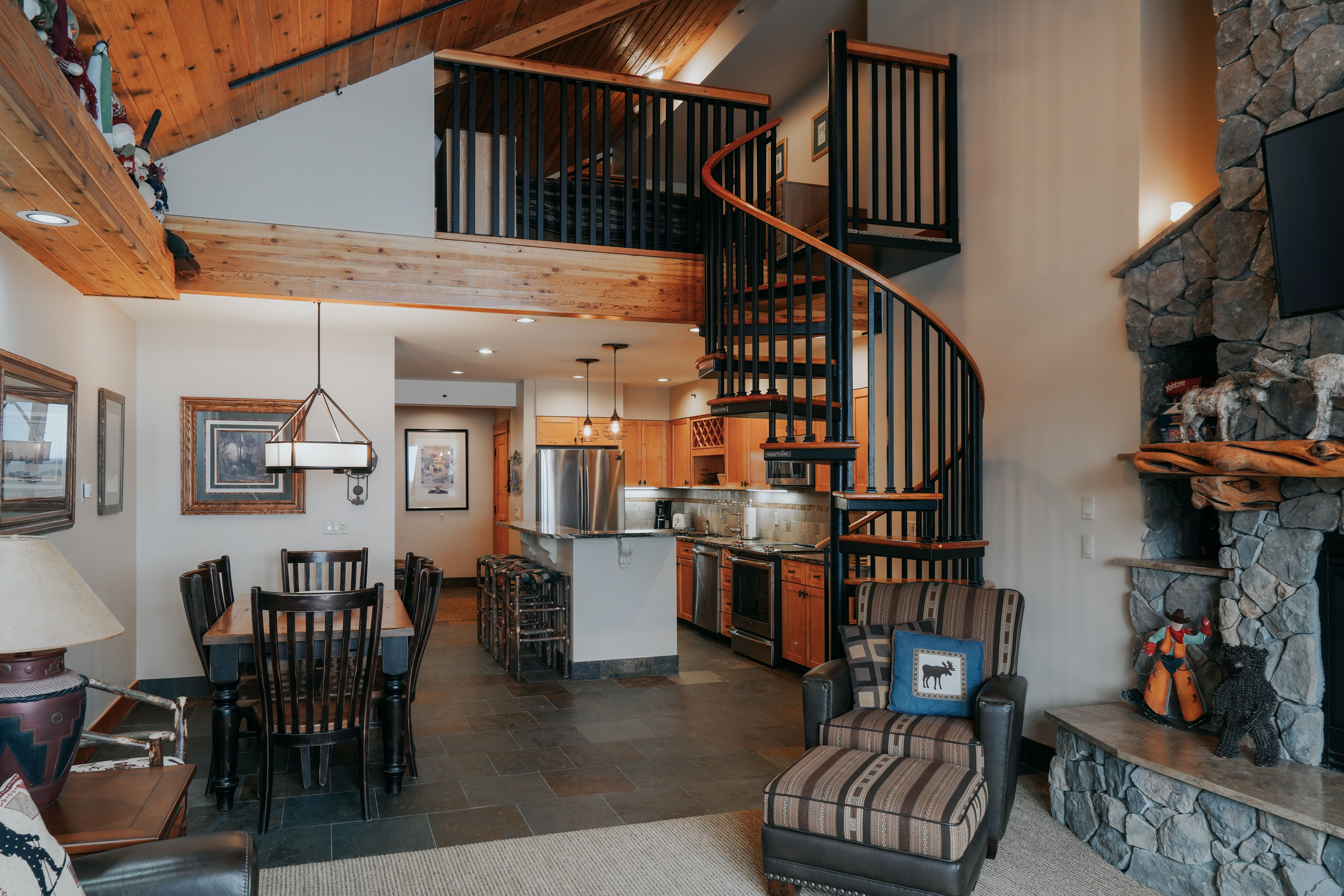 Snowcrest Lodge 8514 vacation condo living room, dining room, and kitchen