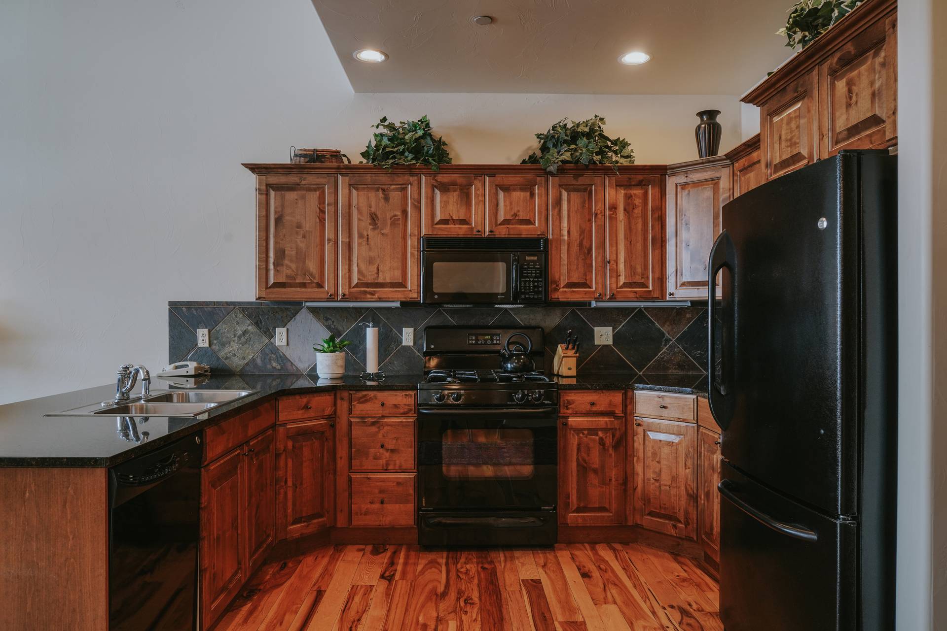 Alpenglow Condominiums 21B vacation condo kitchen