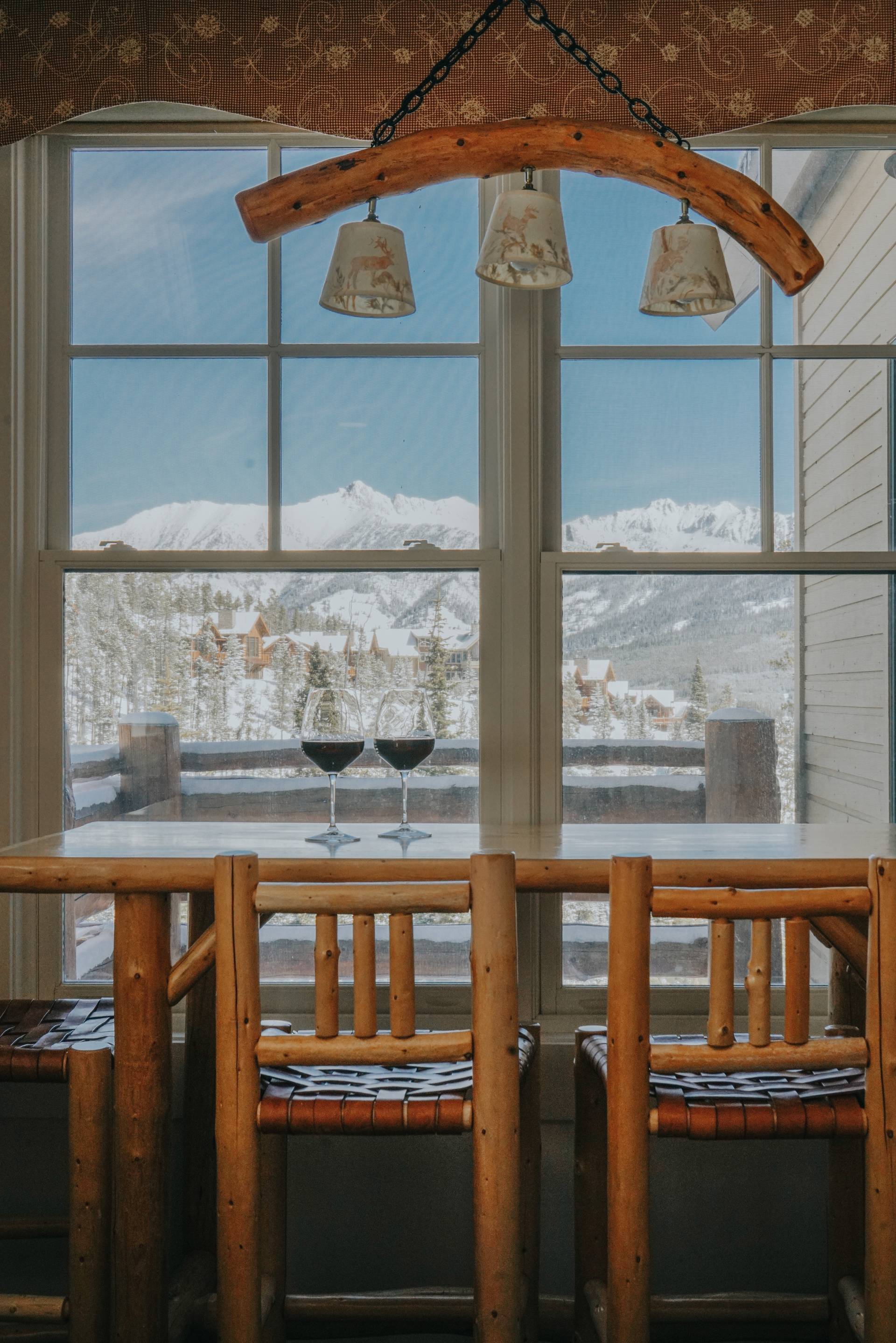 Saddle Ridge vacation condo dining room