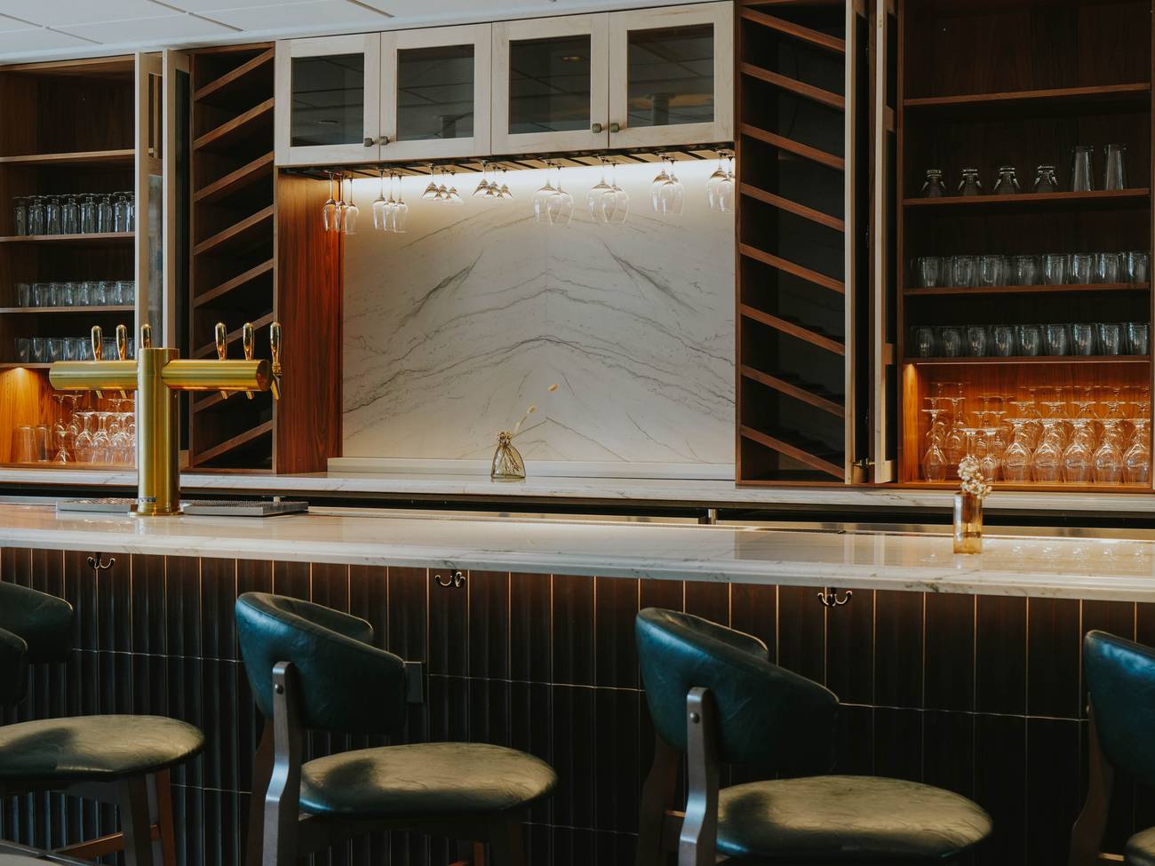 Peaks Chophouse & Wine Lounge bar