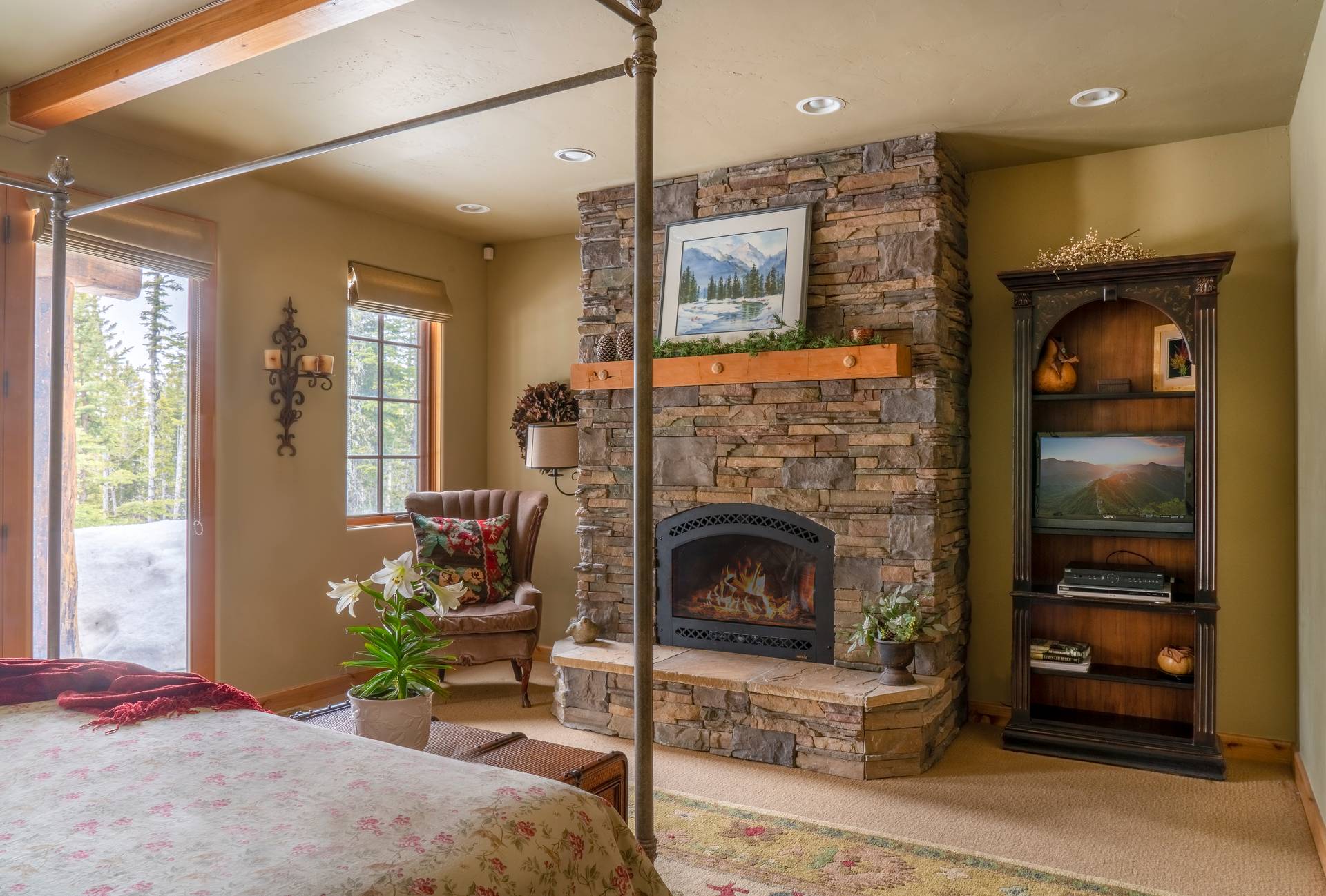 Moonlight Mountain vacation home bedroom